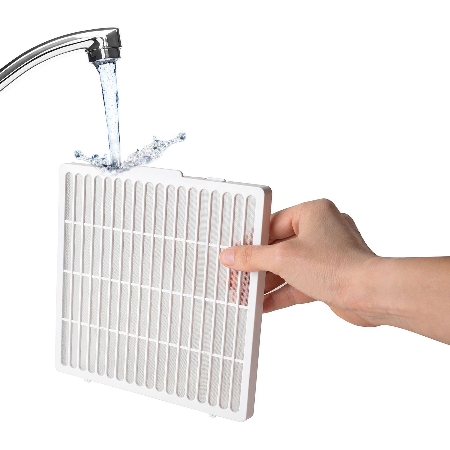 Una mano che lava un filtro dell'aria bianco sotto un rubinetto con acqua che spruzza.