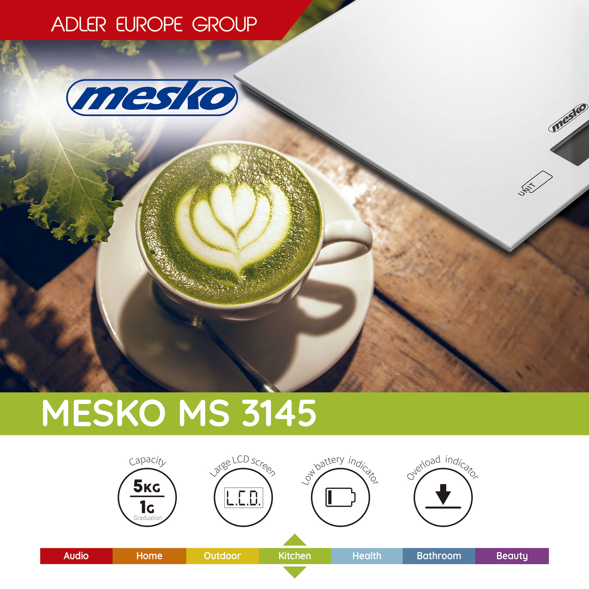 Filiżanka matcha latte z grafiką liści na białej wadze, z drewnianym tłem.