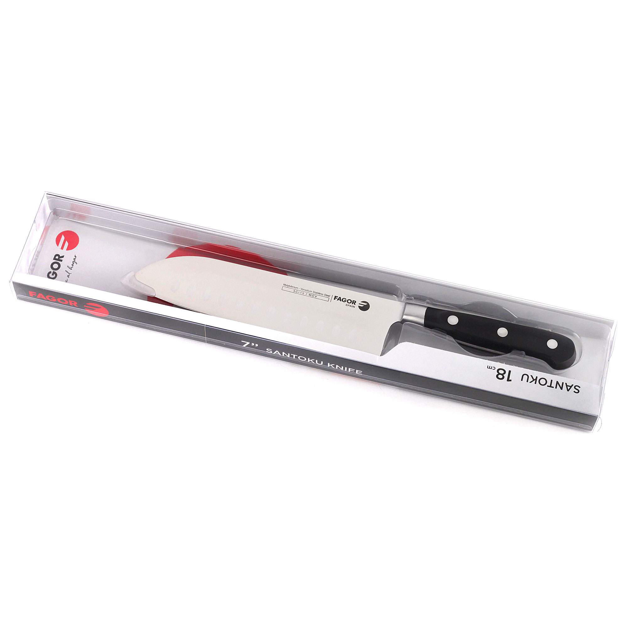 Cuchillo Santoku en su embalaje transparente, sobre fondo blanco. El cuchillo tiene un mango negro.