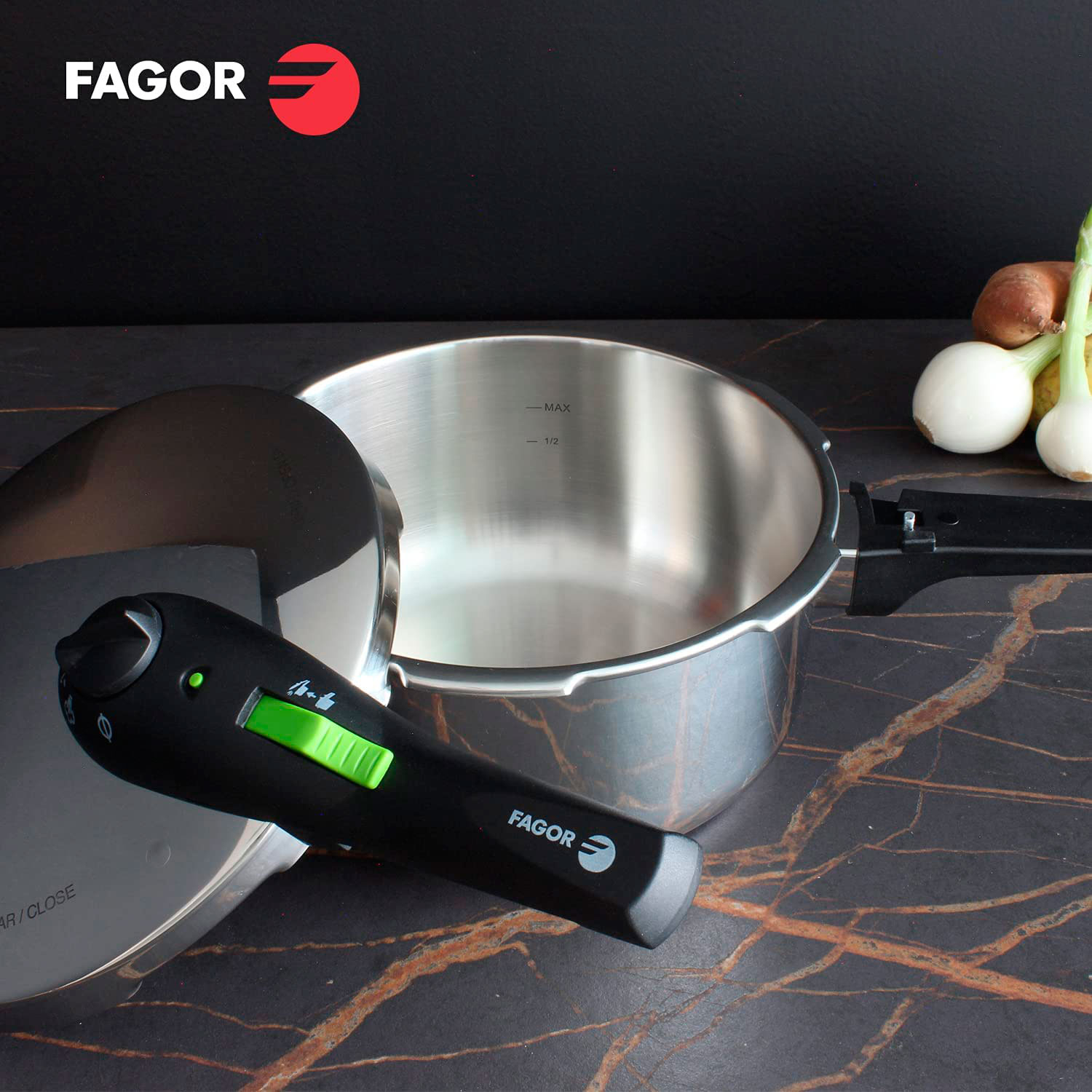 Una olla a presión FAGOR con asa negra, tapa abierta y otros utensilios de cocina. El logotipo de la marca es visible.