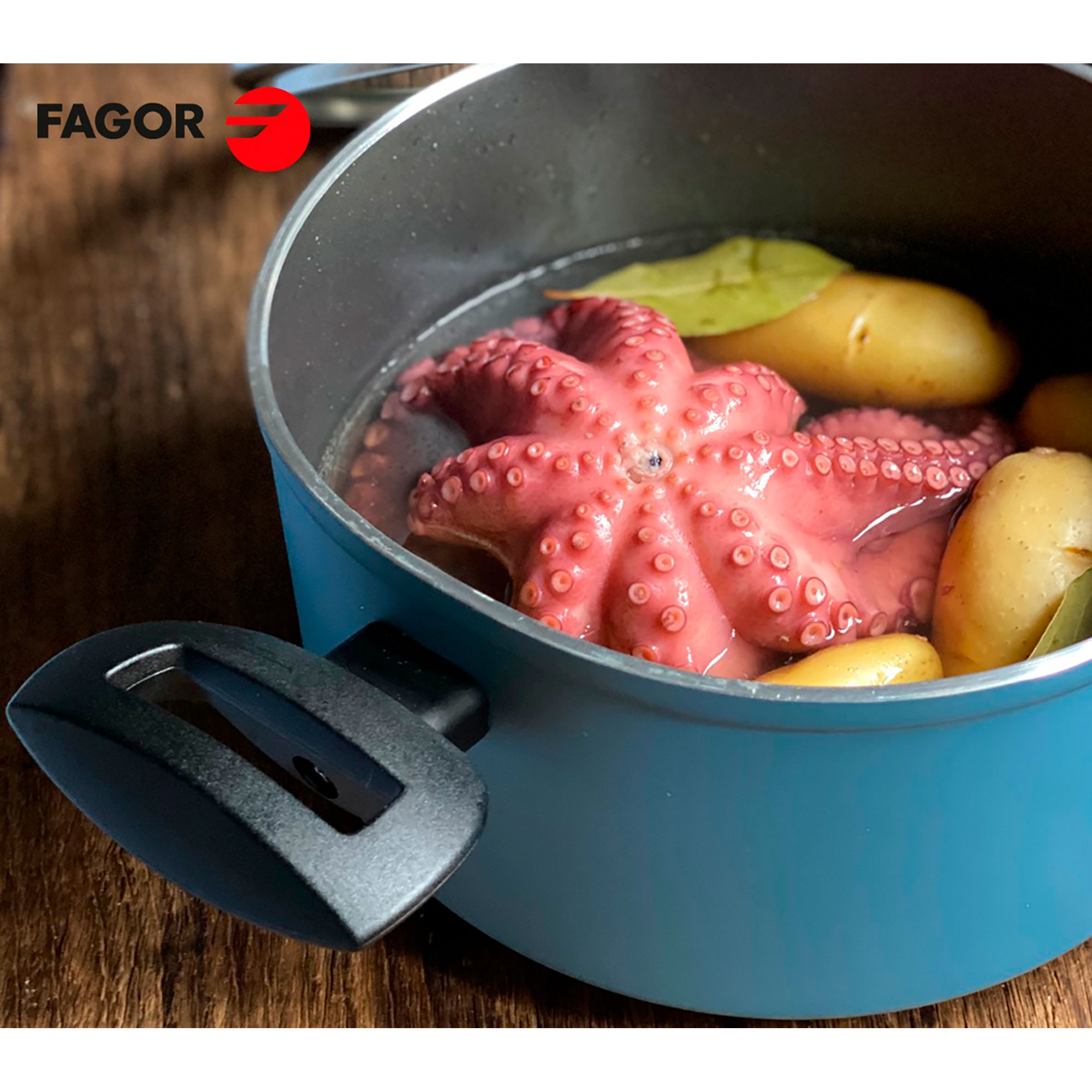 Una olla azul con un pulpo y patatas cocinándose dentro.