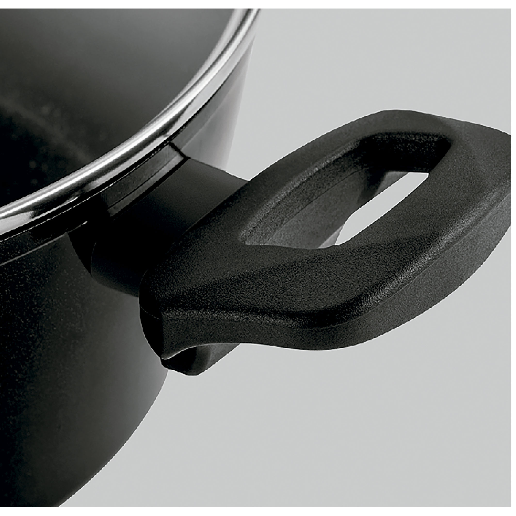 Primer plano del asa de una olla negra. El asa es negra y tiene un diseño curvo. Fondo gris.
