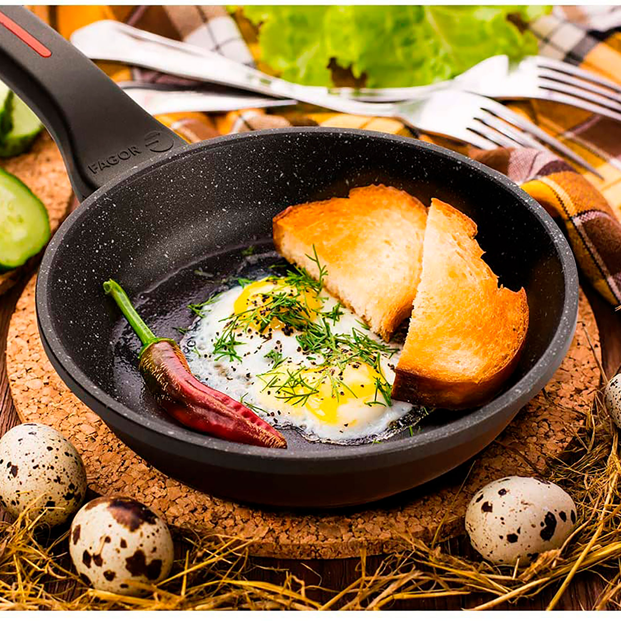 Huevo frito con tostadas y chile en sartén sobre superficie de madera con huevos.