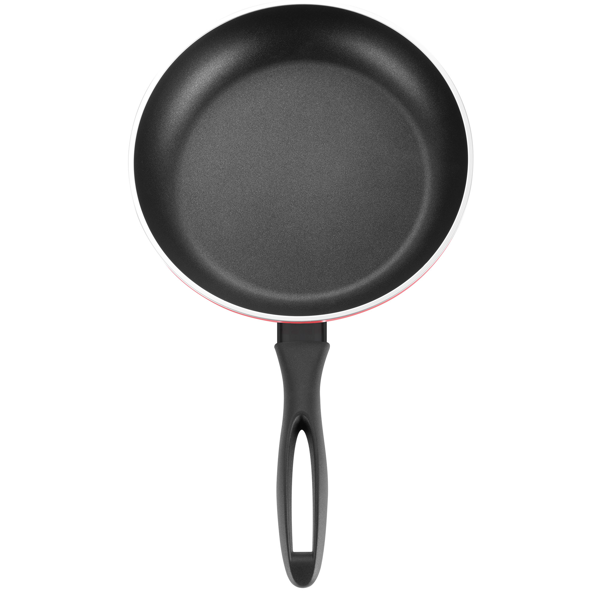 Una sartén con interior negro, borde rojo y mango negro, sobre superficie blanca.