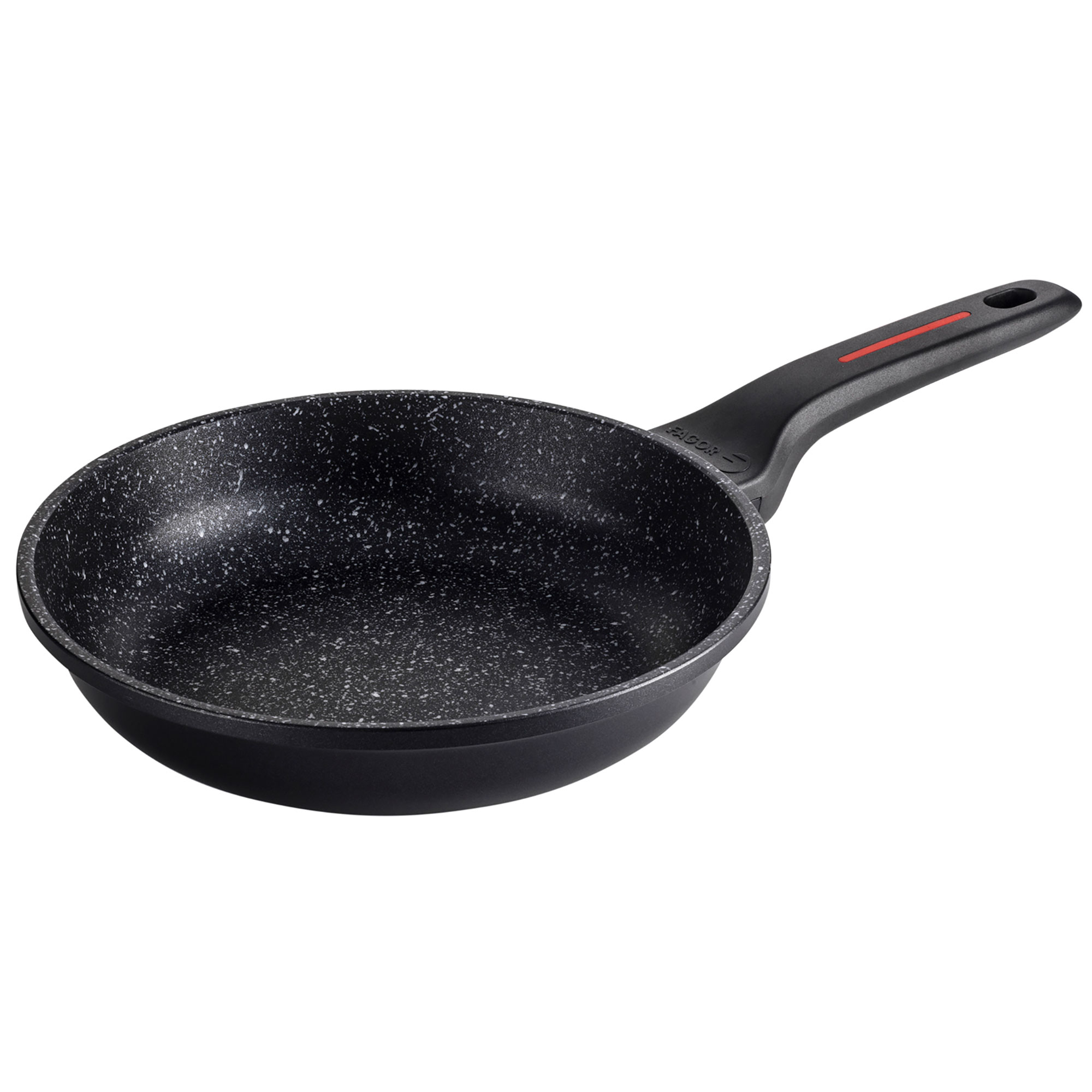 Una sartén negra con superficie antiadherente y mango negro con una franja roja.