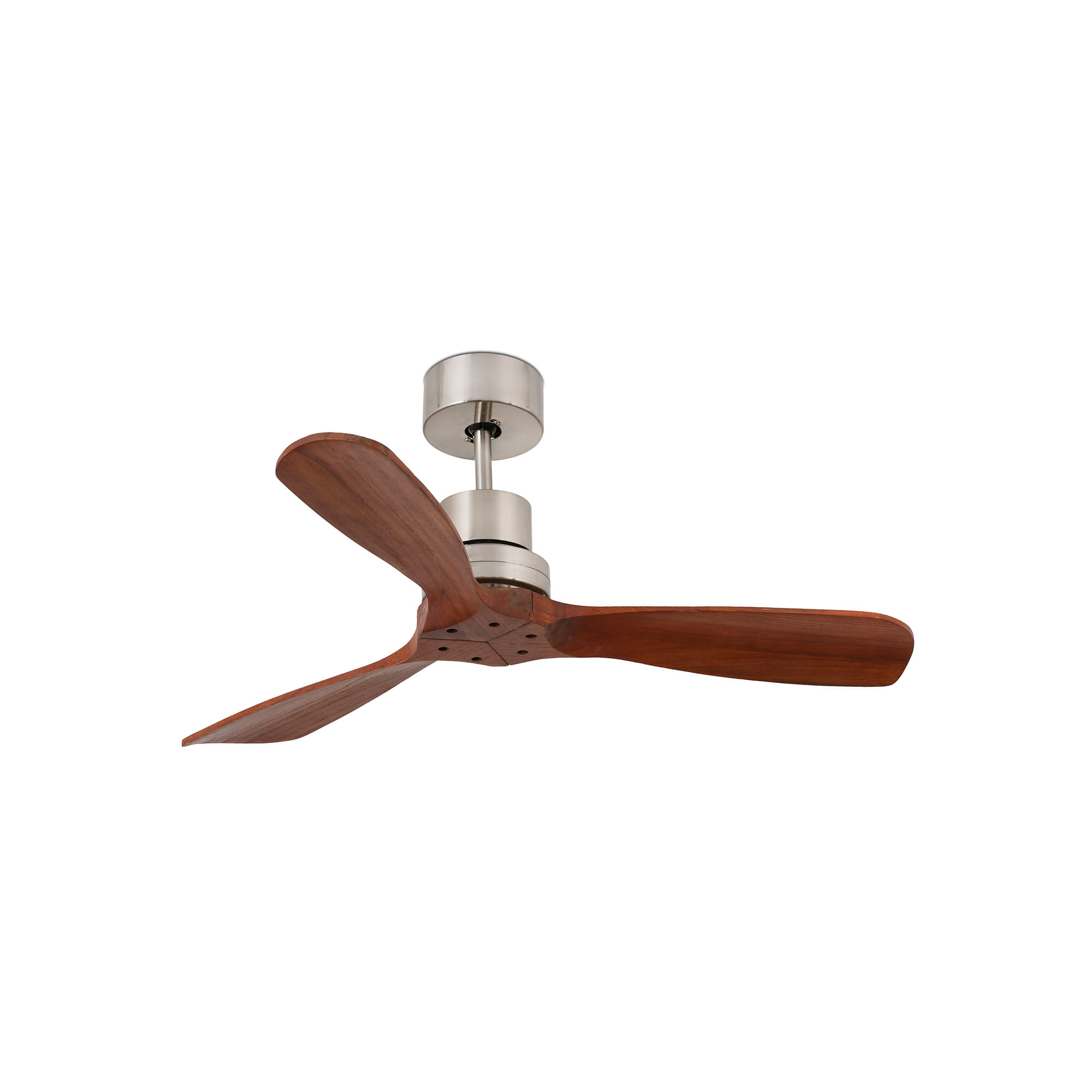 Ventilatore da soffitto con tre pale in legno, un motore argentato e un supporto a soffitto bianco. Isolato.