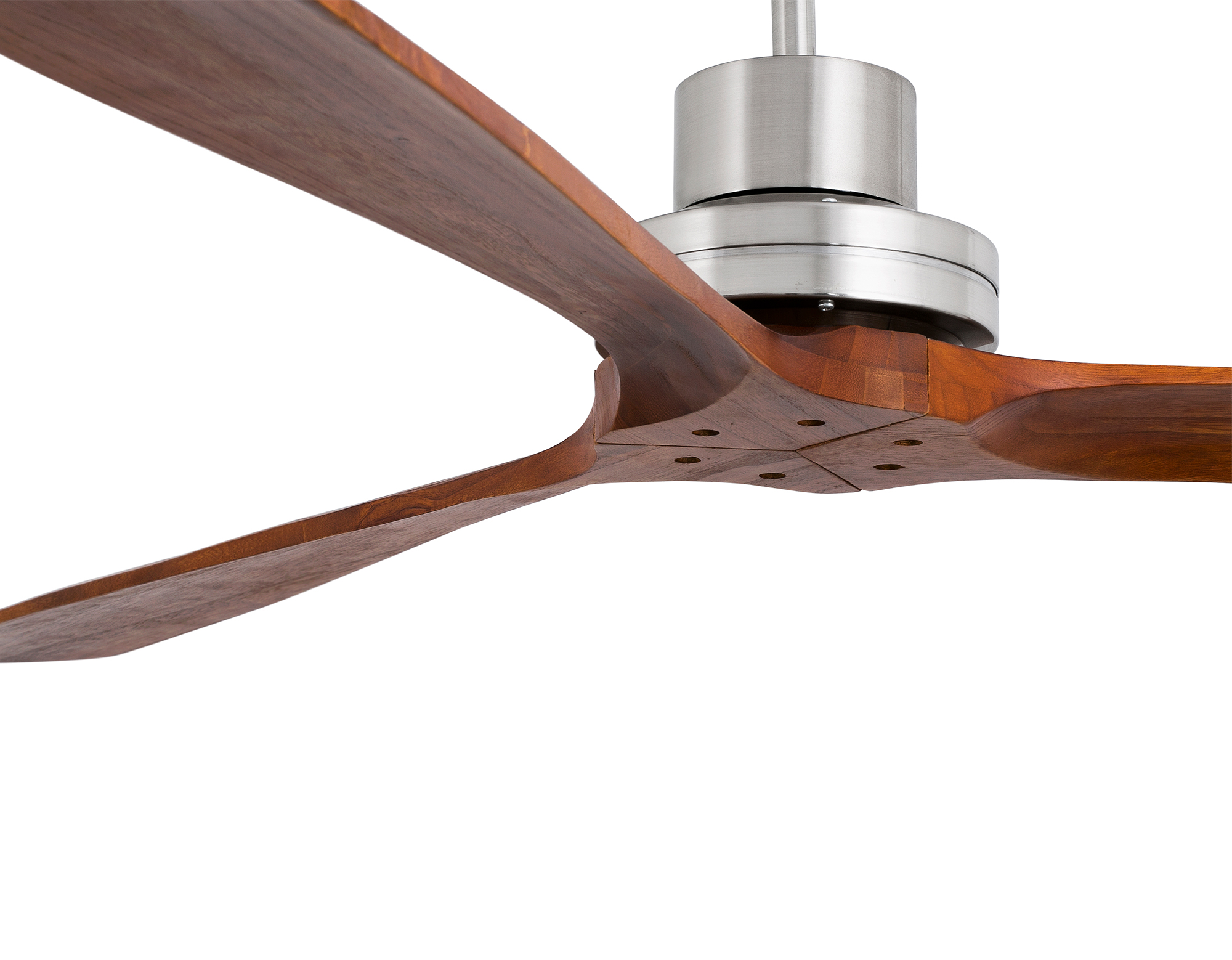 Ventilatore a soffitto con tre pale in legno e una base metallica, su sfondo bianco.