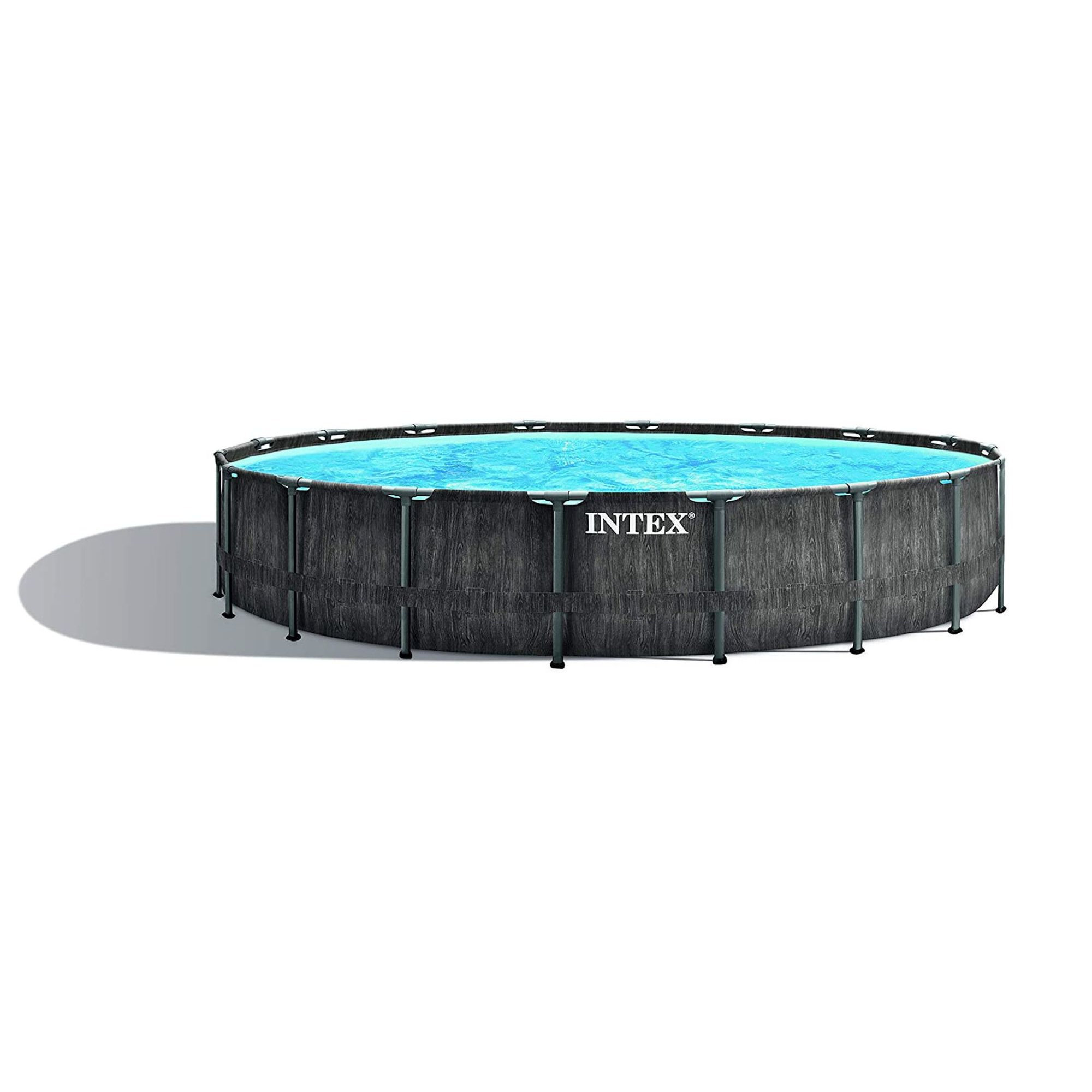 Ein oberirdischer runder Pool mit dunklem Holzrahmen, gefüllt mit blauem Wasser, isoliert auf weißem Hintergrund.