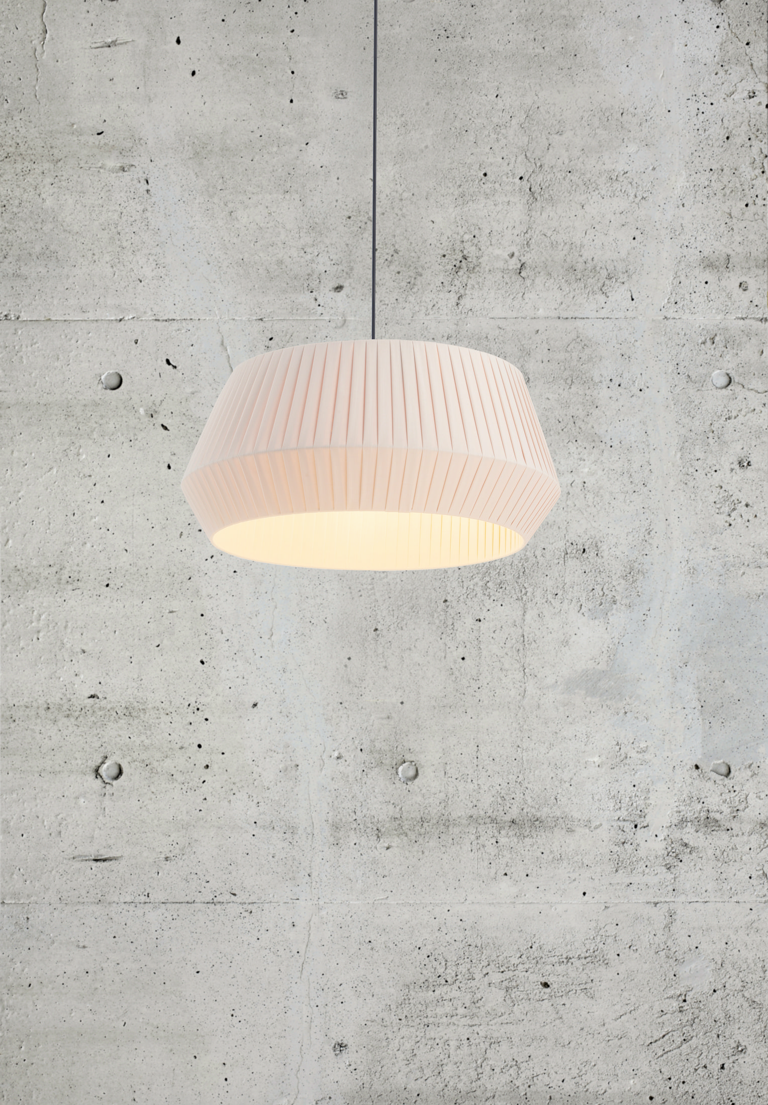 Une lampe blanche avec une ampoule. Arrière-plan : mur en béton. Premier plan : lampe, ampoule.