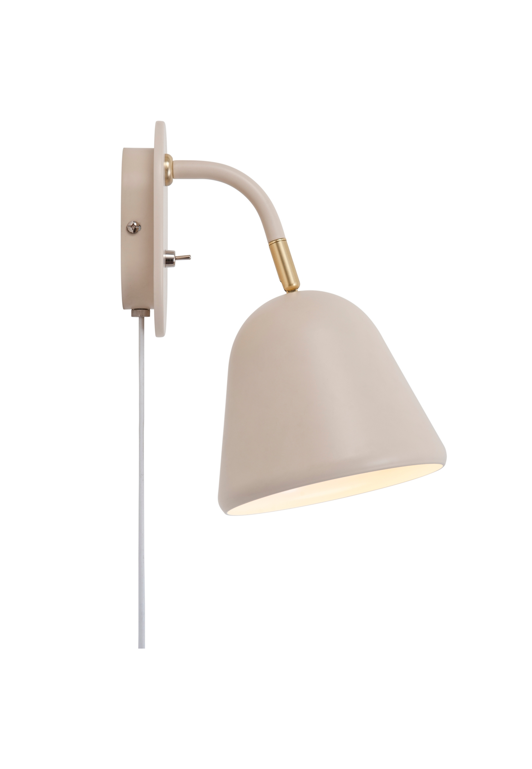 Beige Wandleuchte mit gebogenem Arm und nach unten gerichtetem Licht. Weißer Wandhintergrund.