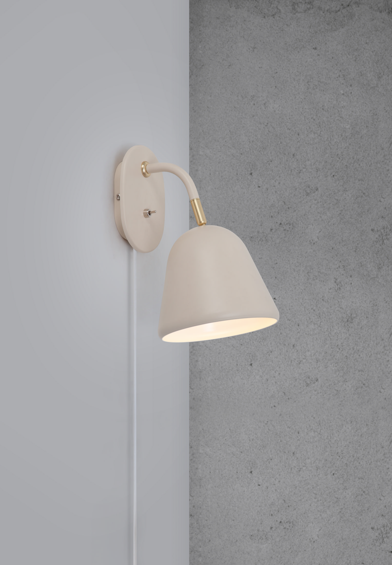 Cremefarbene Wandlampe mit gebogenem Arm und beleuchtetem, glockenförmigem Schirm.
