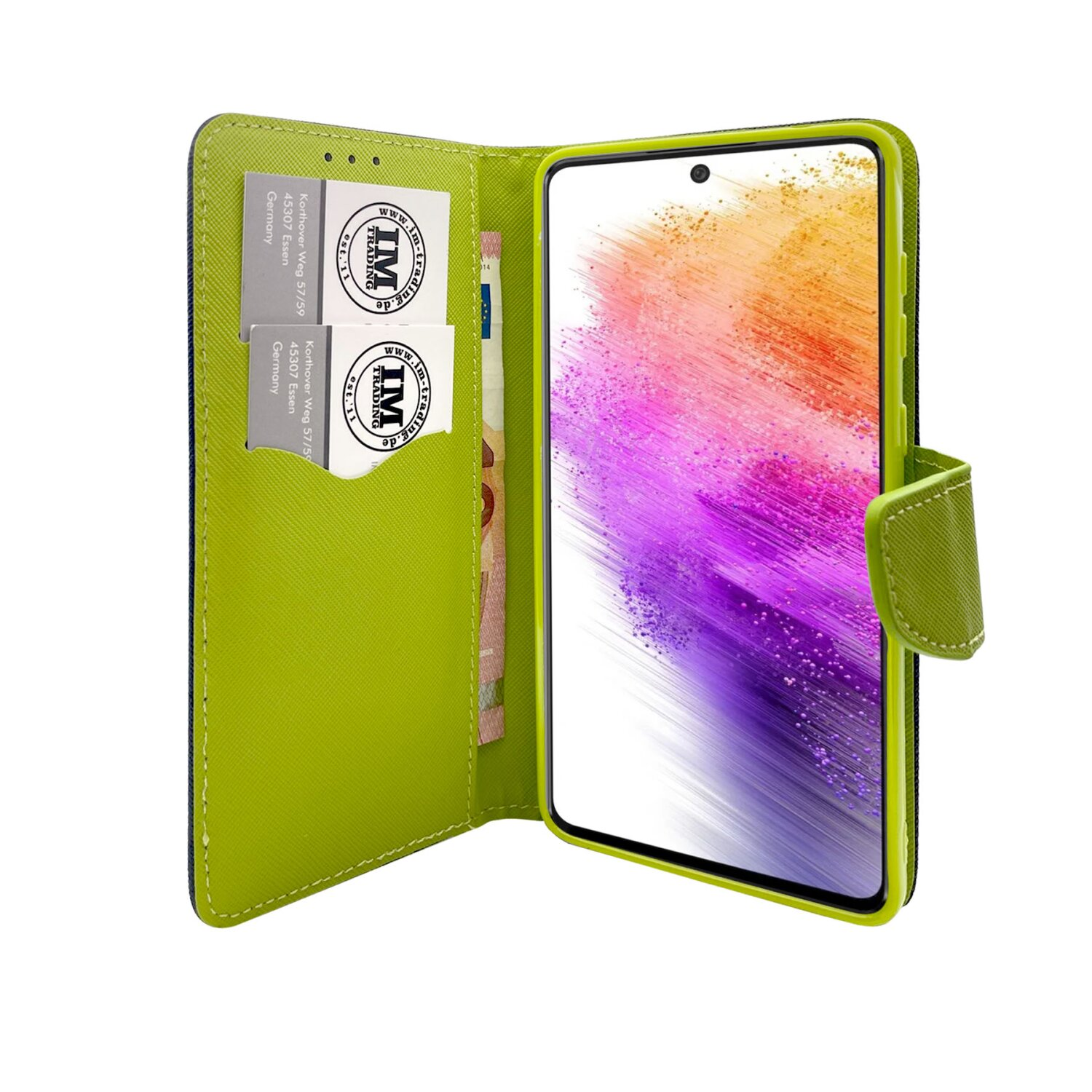 Custodia per telefono verde aperta con telefono dentro e denaro. Sfondo bianco.