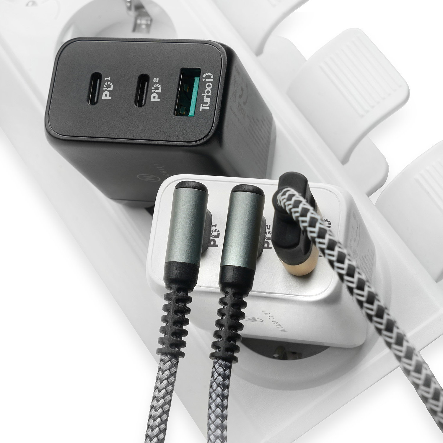 Schwarze und graue Ladegeräte an weißer Steckdosenleiste. Kabel verbunden.