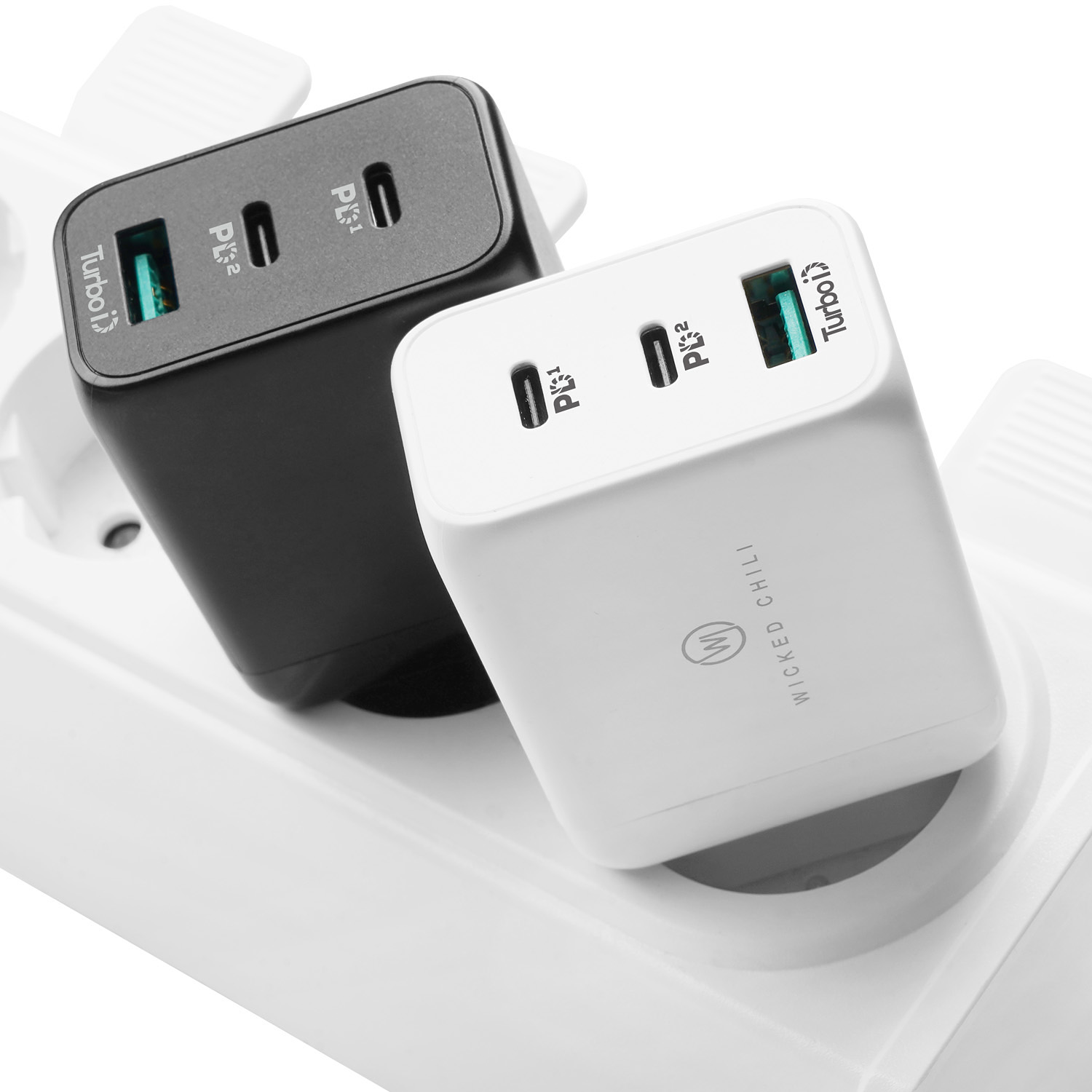 Zwei schwarz-weiße USB-Ladegeräte sind in eine weiße Steckdose gesteckt.