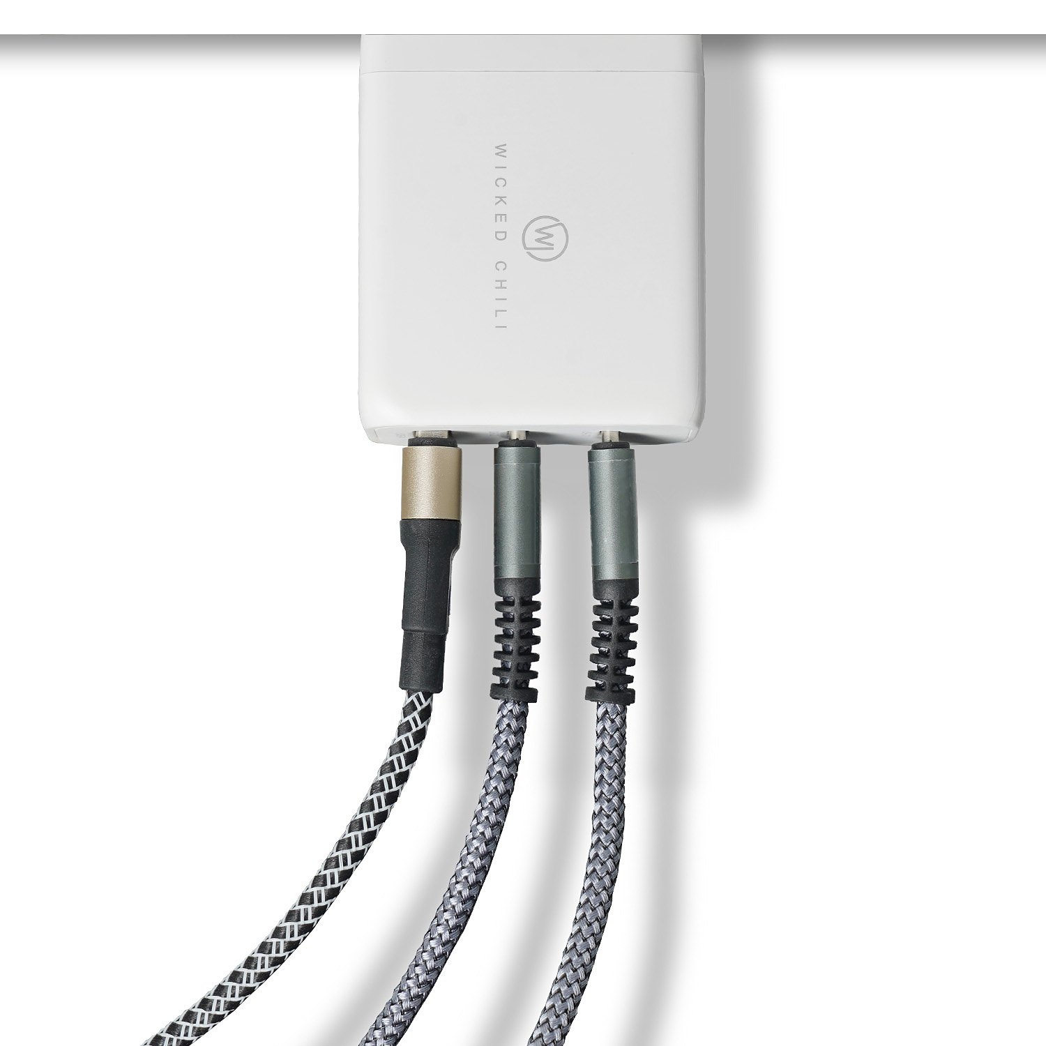 Ein weißes Netzteil mit drei eingesteckten Kabeln auf weißem Hintergrund. Kabel sind schwarz und grau.