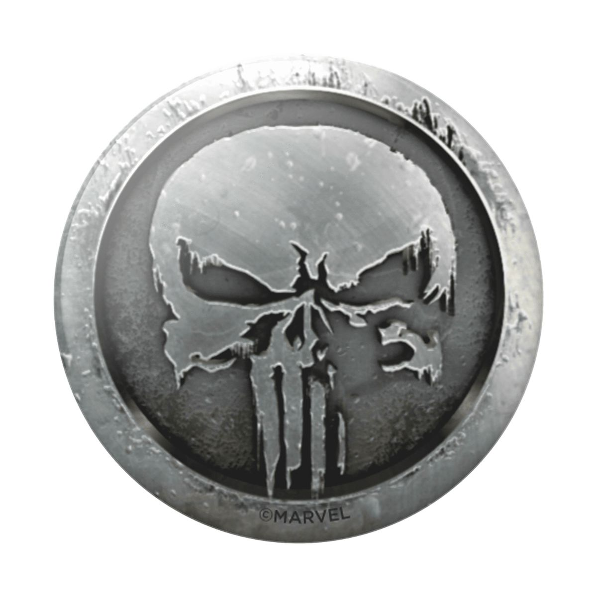 Metallisches silbernes Punisher-Schädel-Emblem auf weißem Hintergrund, Nahaufnahme.