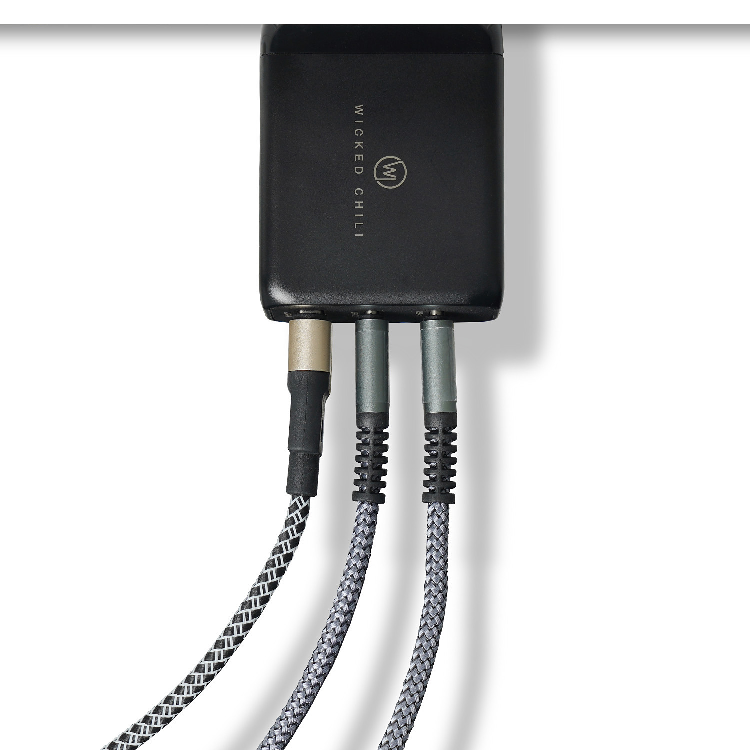Schwarzes Wicked Chili Gerät mit drei angeschlossenen Kabeln. Die Kabel haben verschiedenfarbige Enden.