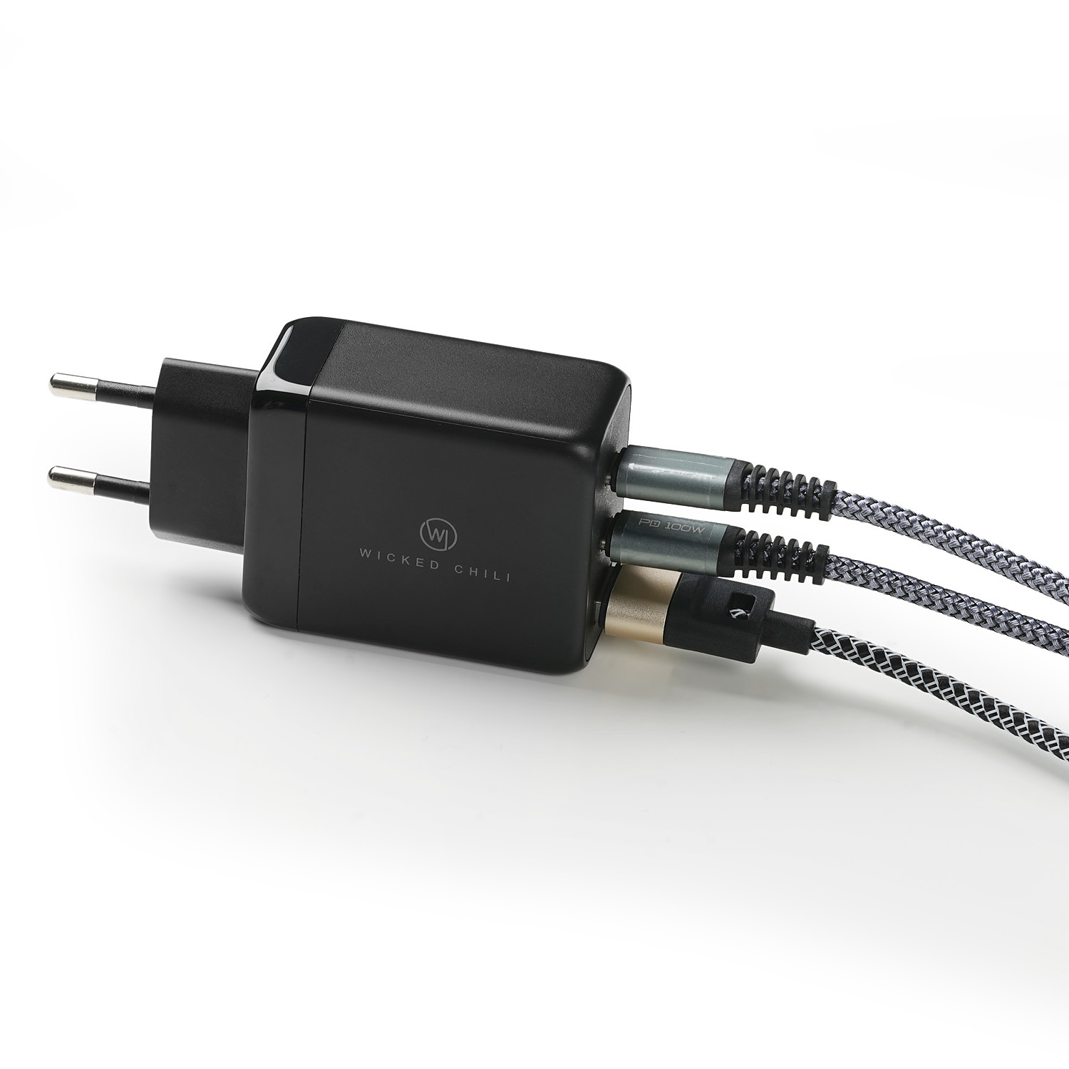 Schwarzer Netzadapter mit 3 angeschlossenen Ladekabeln, eingesteckt vor weißem Hintergrund.