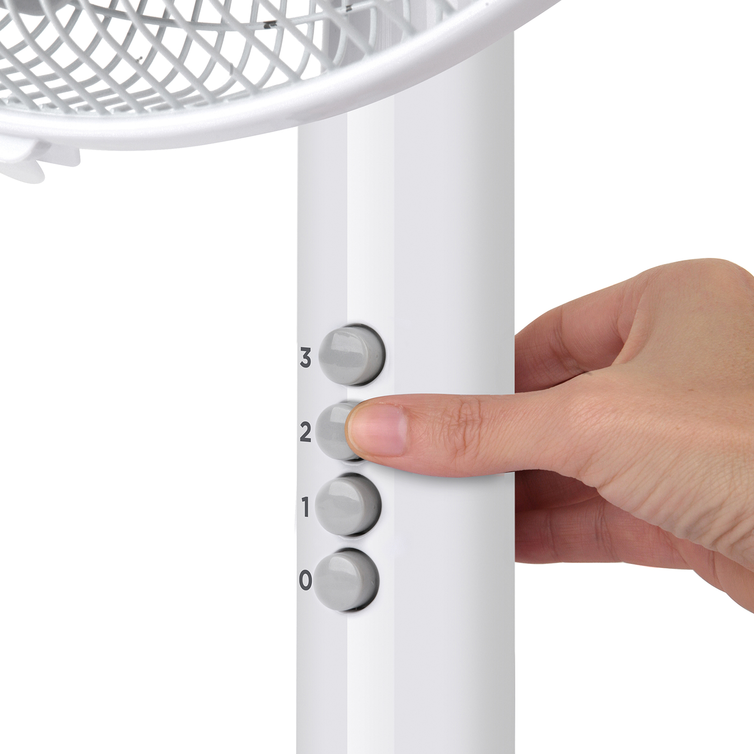 Zbliżenie na dłoń naciskającą przycisk na białym wentylatorze, widoczne numery 0, 1, 2, 3.