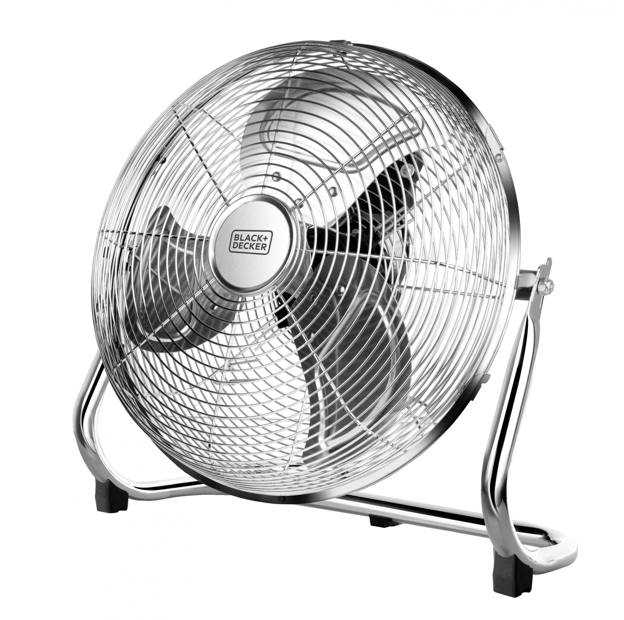 Un ventilatore rotondo argentato con gabbia protettiva e base nera. Il marchio è davanti.