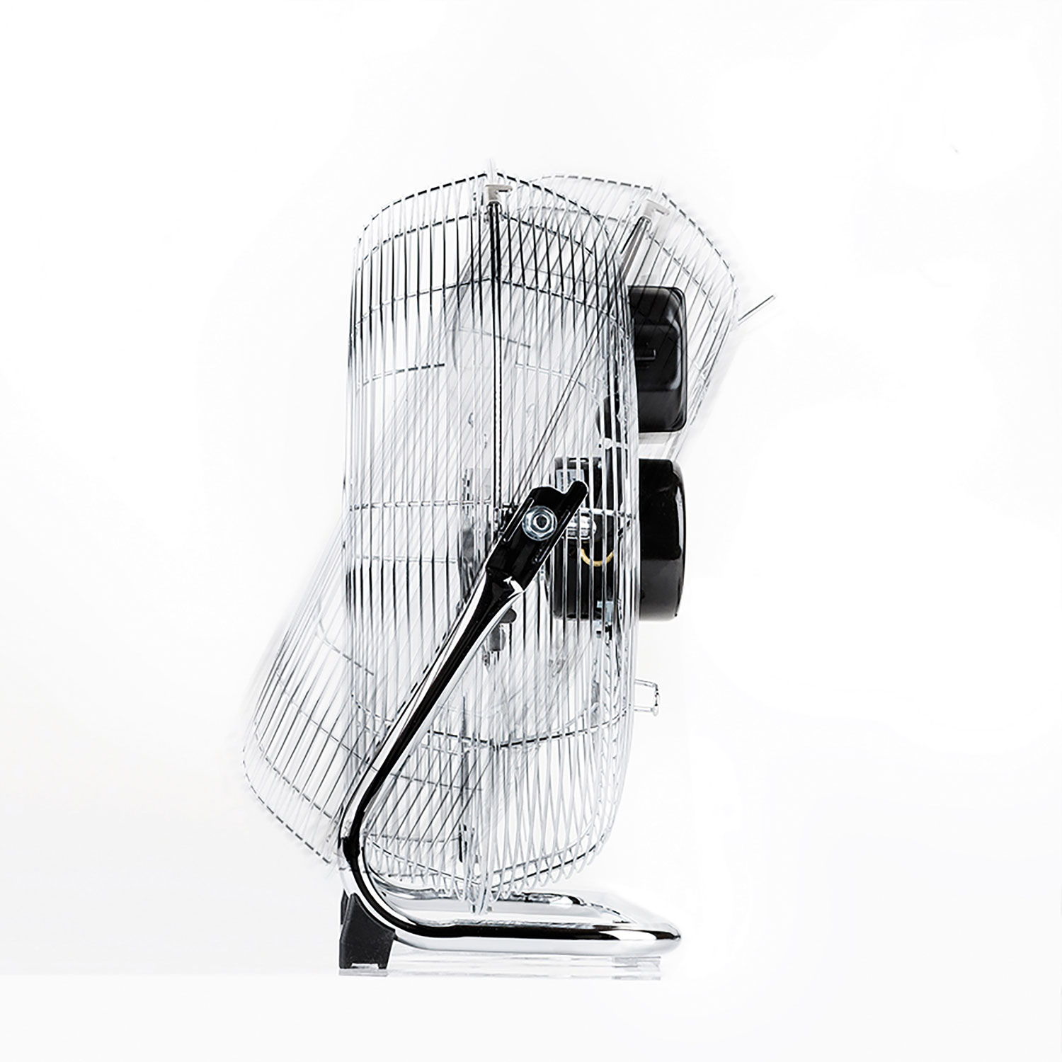 Ventilatore con gabbia metallica, corpo bianco e alloggiamento motore nero, su sfondo bianco.