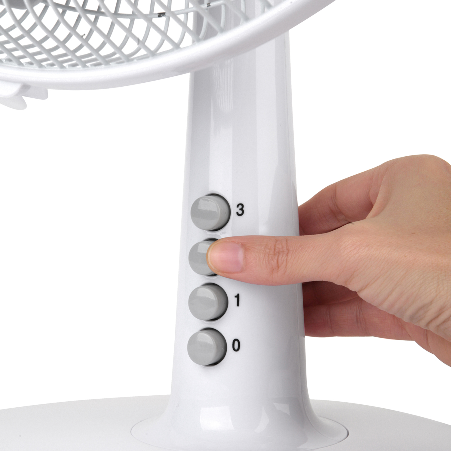 Biały wentylator z przyciskami i dłoń naciskająca przycisk regulacji prędkości.