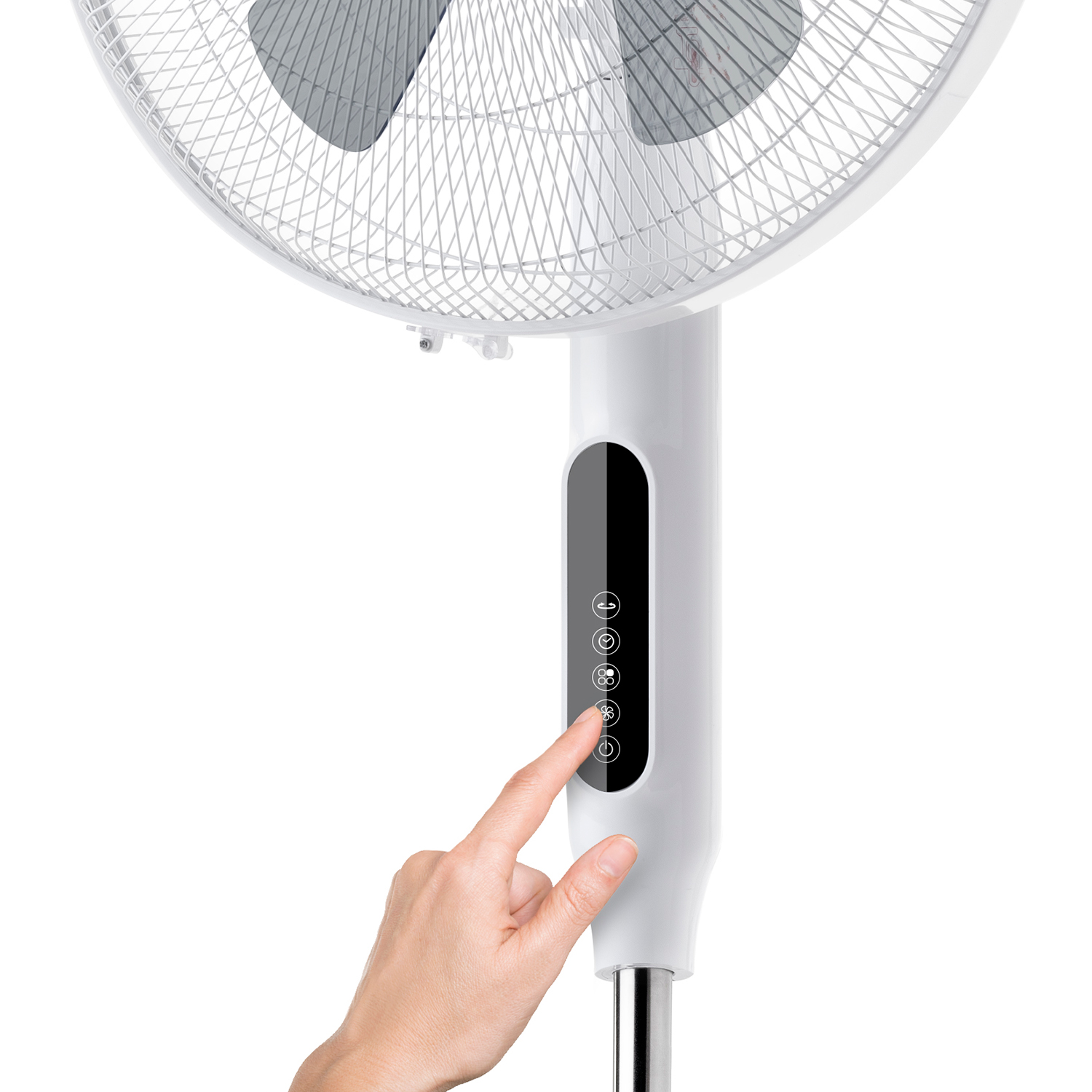 Una mano tocca i pulsanti di controllo di un ventilatore a colonna bianco. La ventola è spenta.