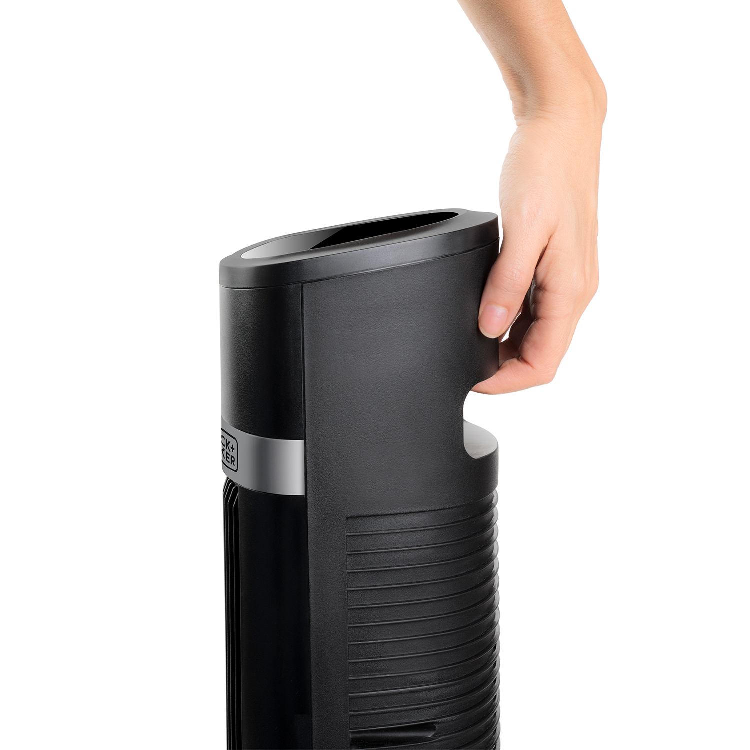 Mano sosteniendo un ventilador negro en forma de torre con banda plateada.
