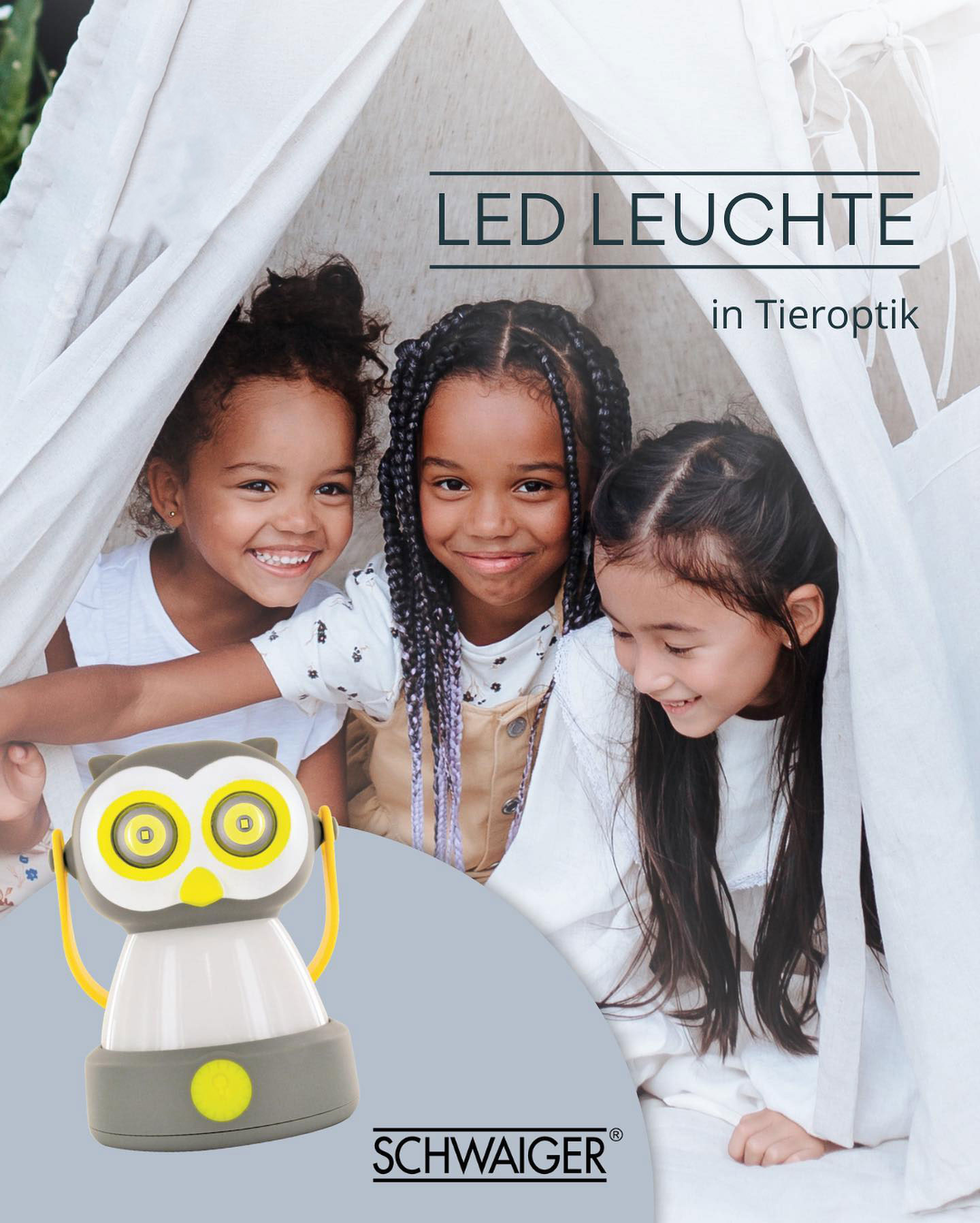 Drei lächelnde Kinder in einem weißen Zelt mit einer Eulen-Cartoon-Lampe. Die Lampe ist an.