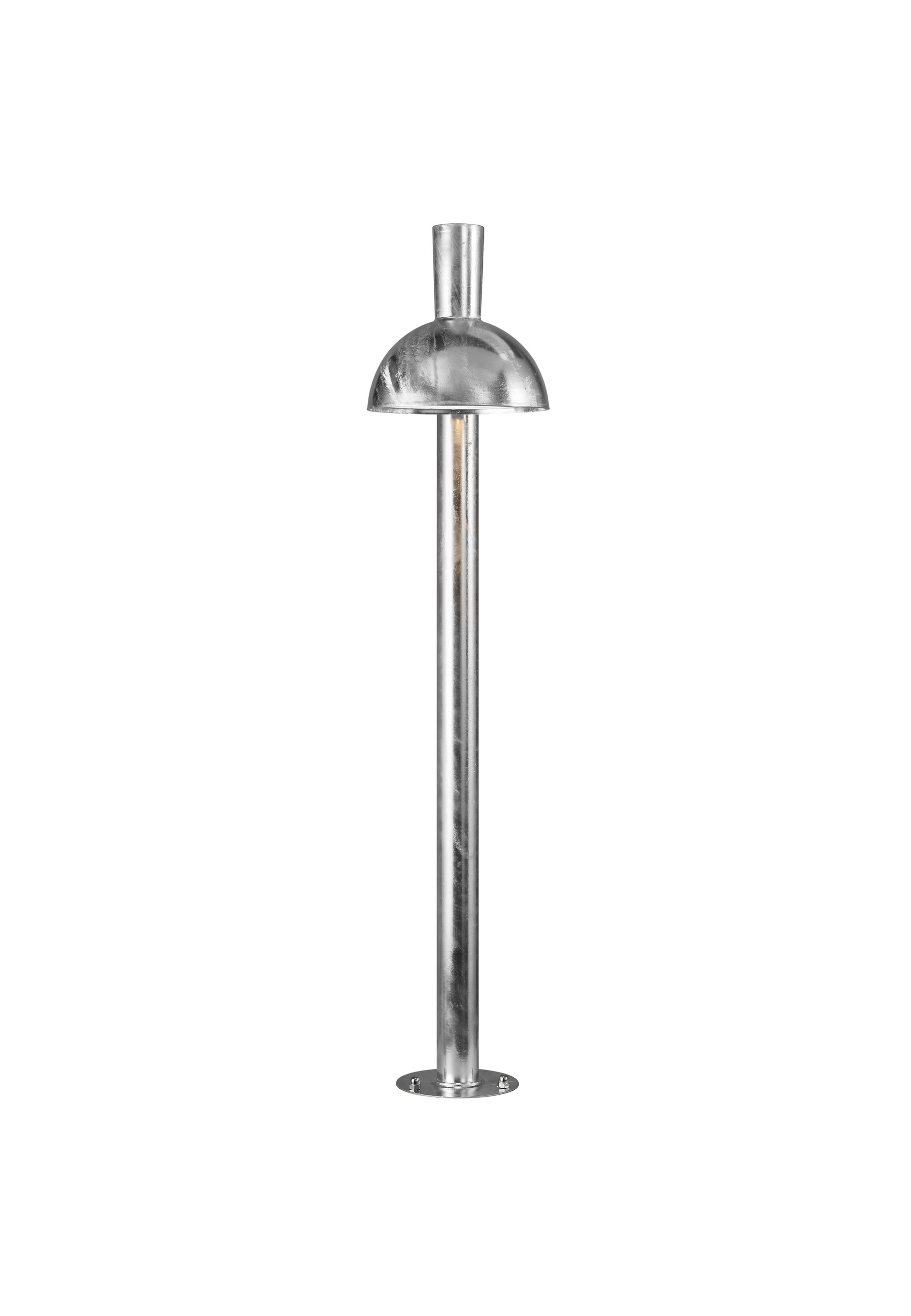 Eine hohe, silberne Außenlampe mit rundem Kopf, auf weißem Hintergrund.