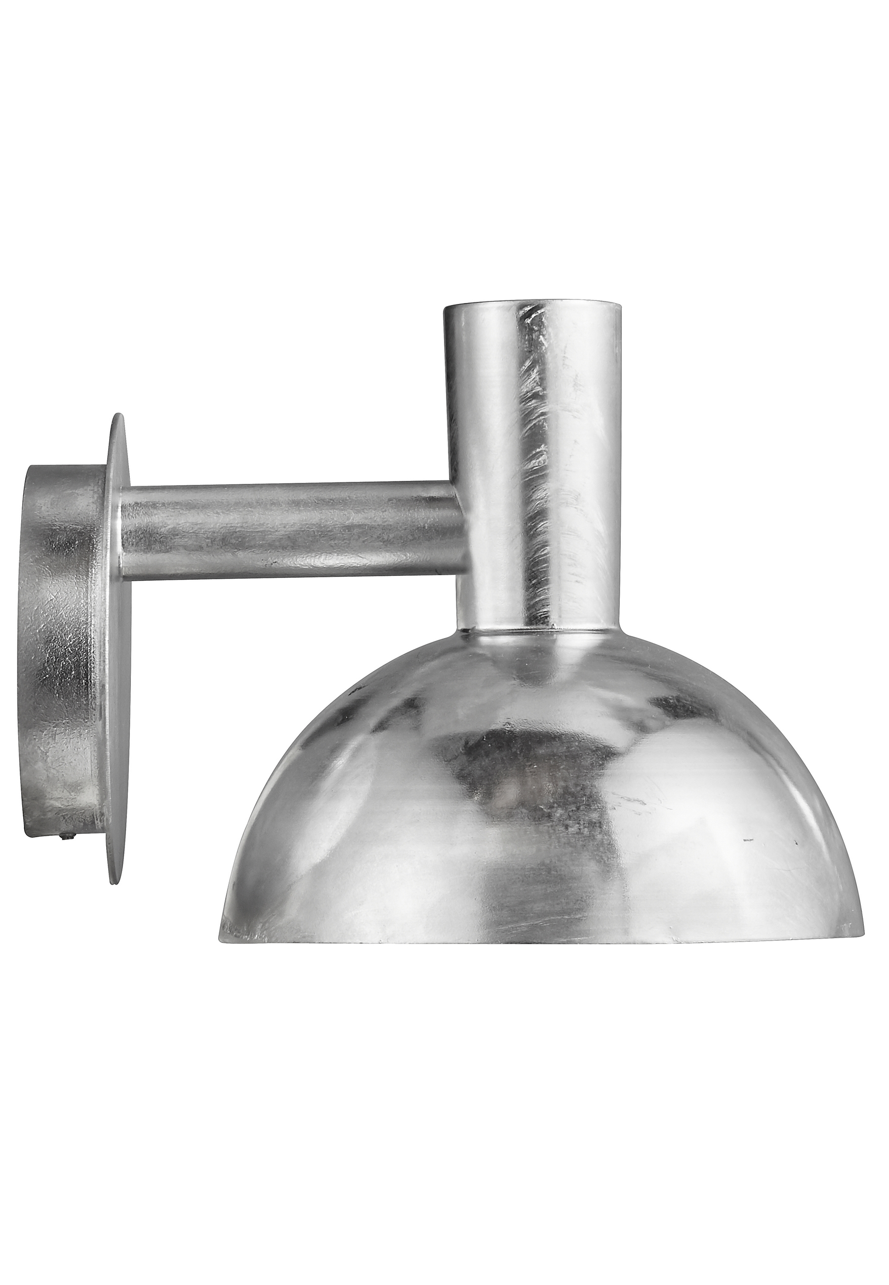 Eine silberne, an der Wand befestigte Außenlampe mit geschwungenem Schirm, auf weißem Hintergrund.