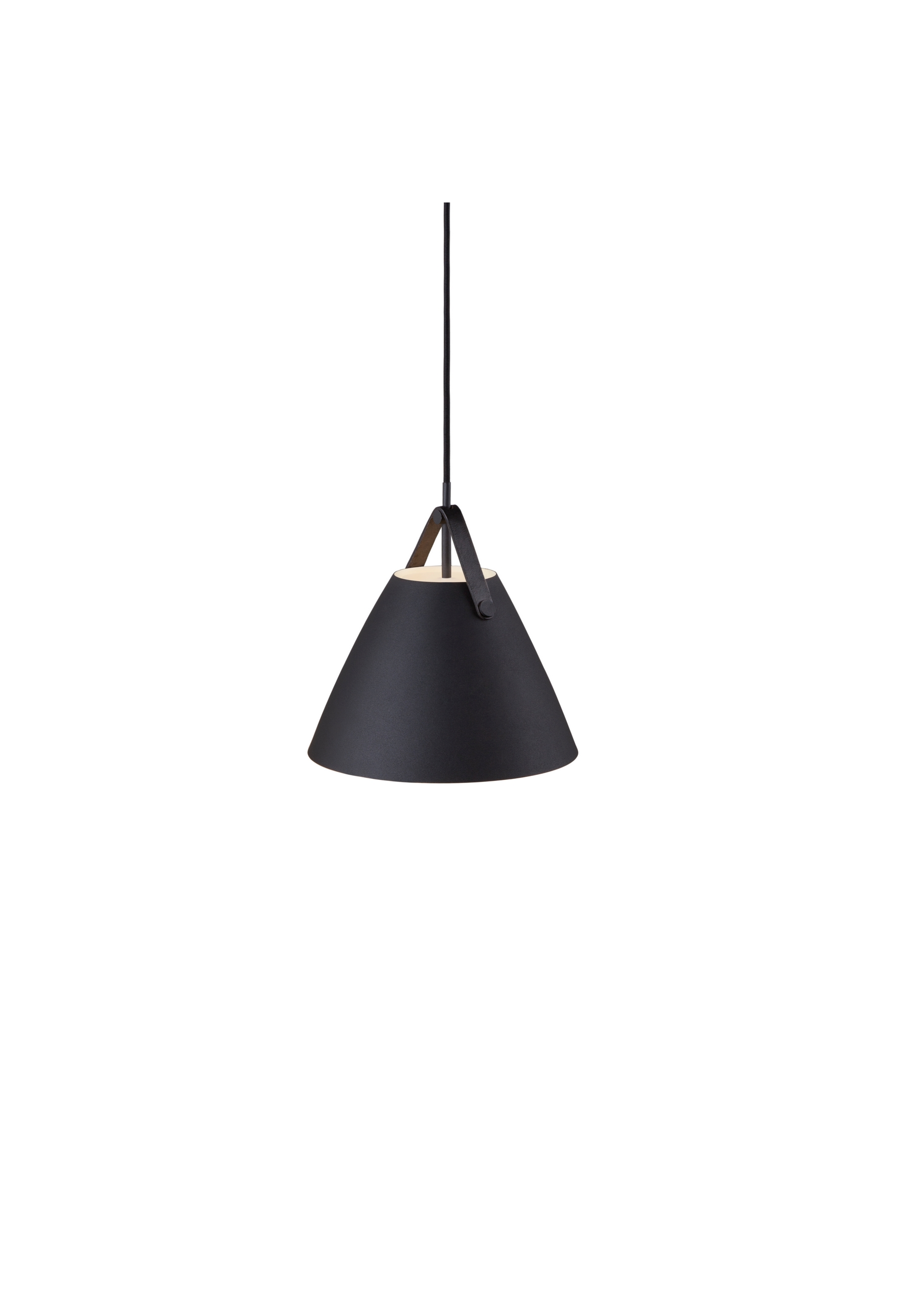 Une lampe suspendue noire en forme de cône avec une lanière en cuir noir, suspendue à un cordon vert.