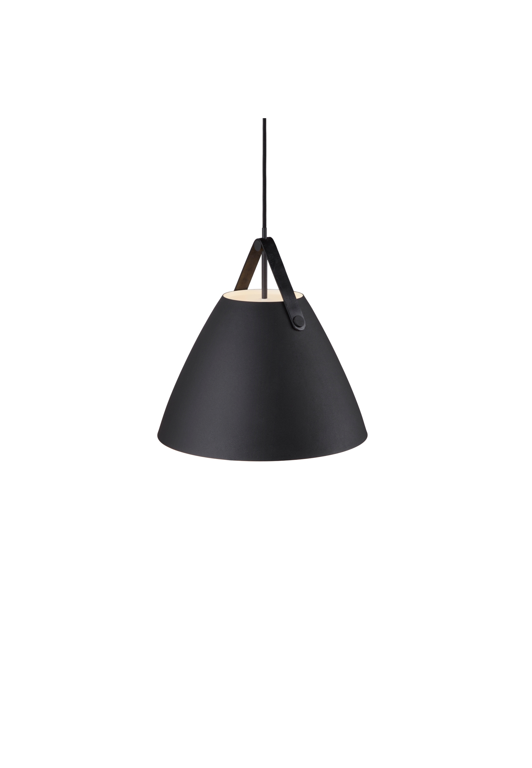Lampe suspendue noire. Elle a un abat-jour conique, un cordon noir et une lanière en cuir noir.