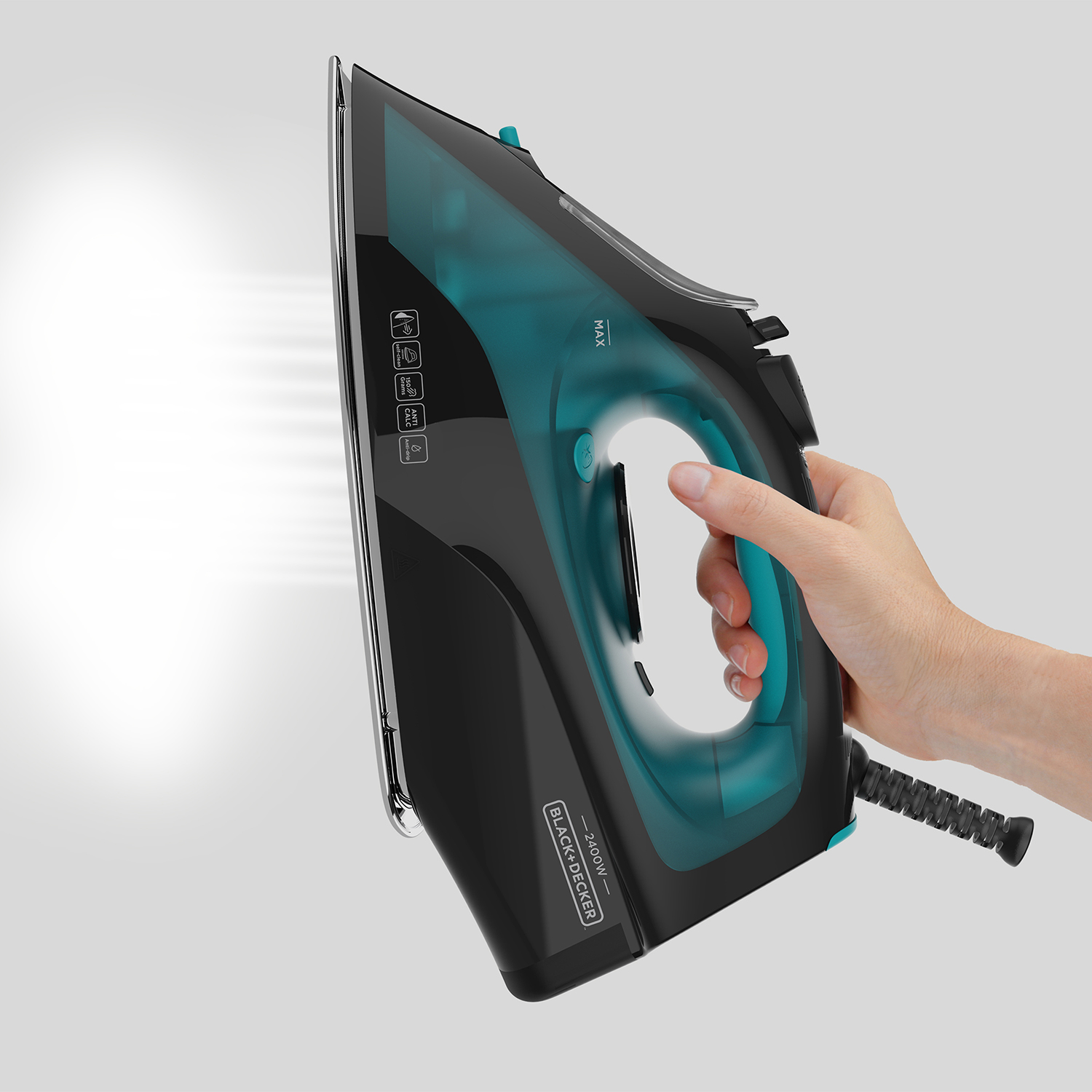 Czarne i turkusowe żelazko trzymane w dłoni, z parą wydobywającą się. Logo Black+Decker na żelazku.