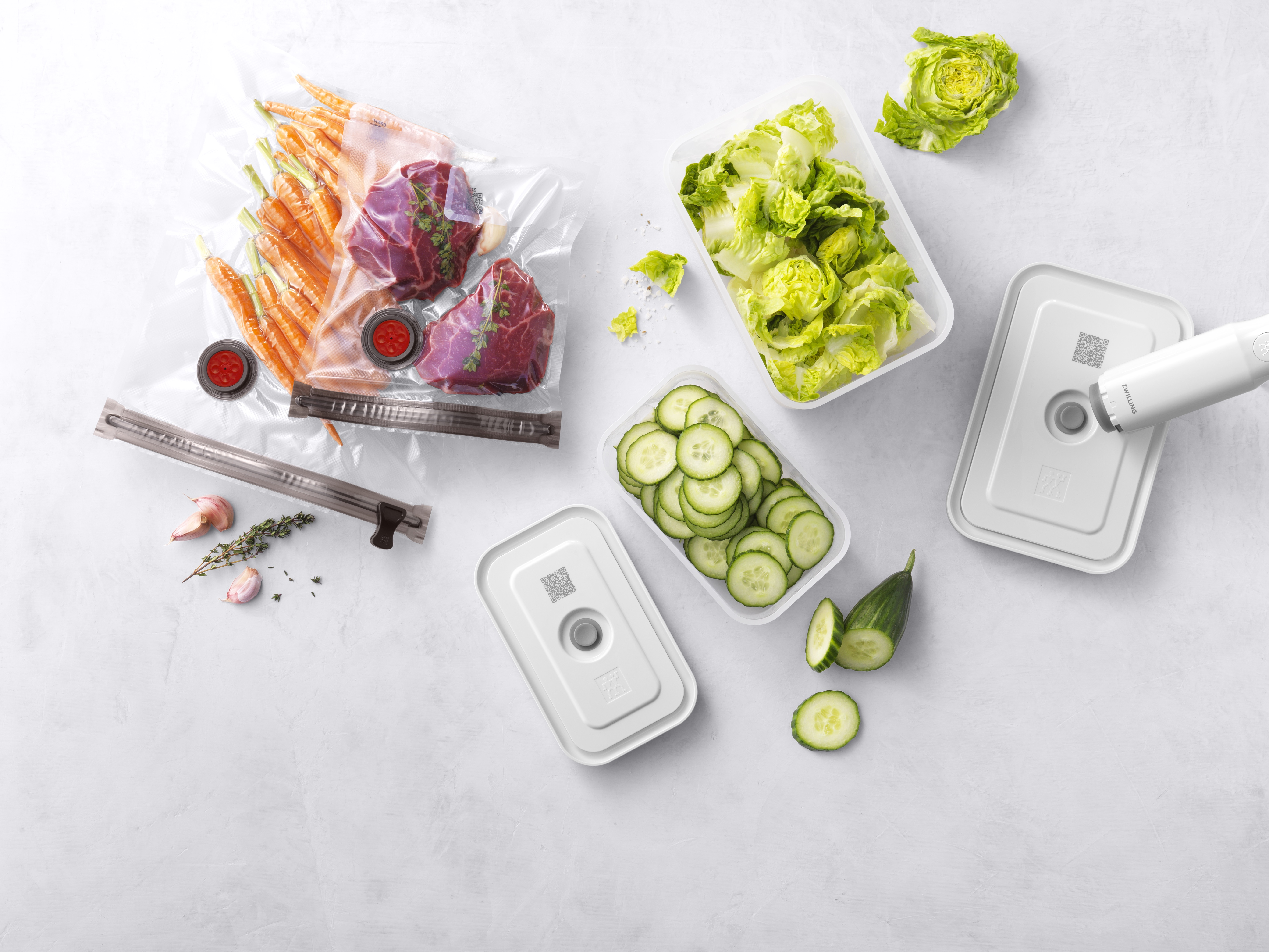 Żywność w pojemnikach i workach próżniowych na białej powierzchni.