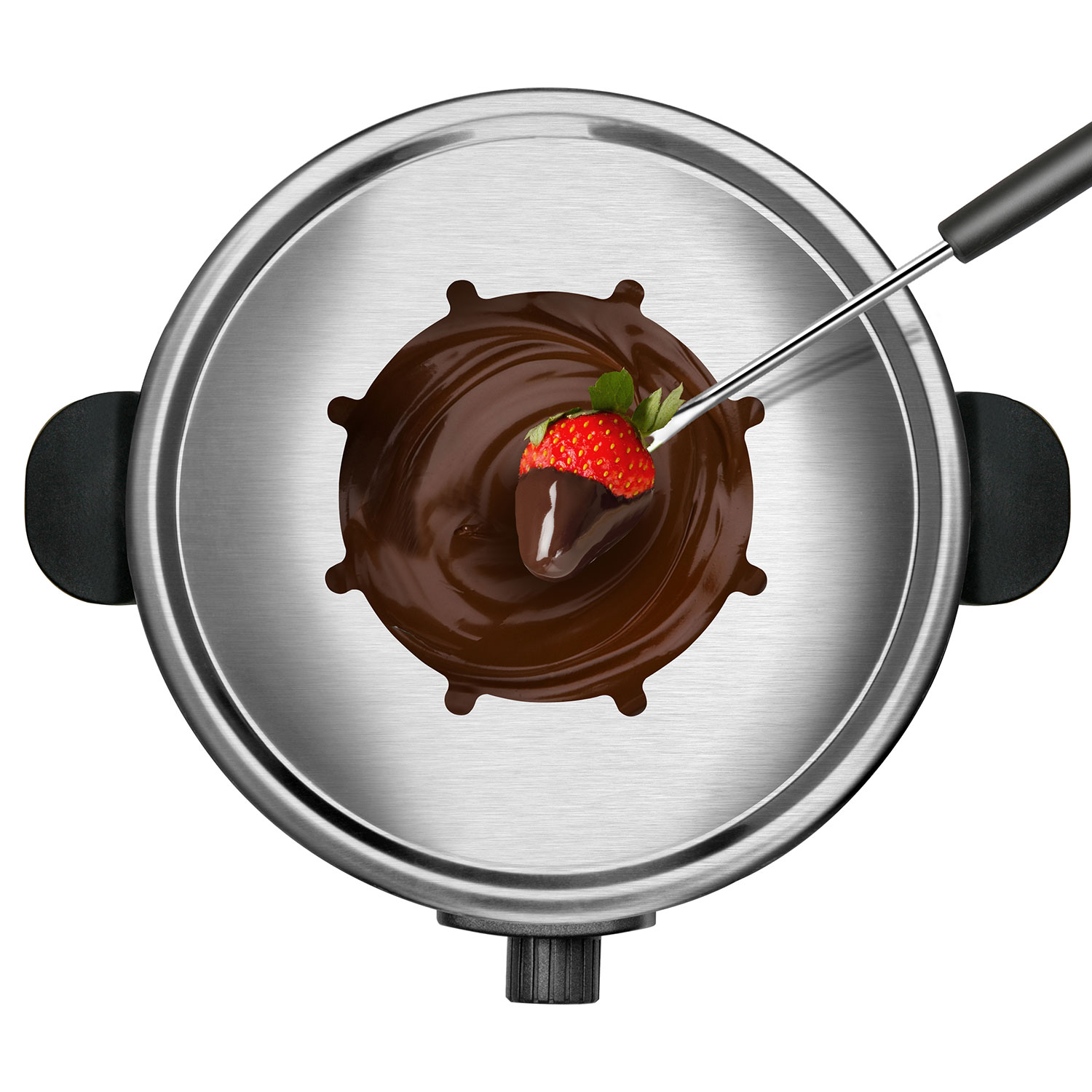 Una olla de fondue de acero inoxidable con chocolate derretido y una fresa en un tenedor.