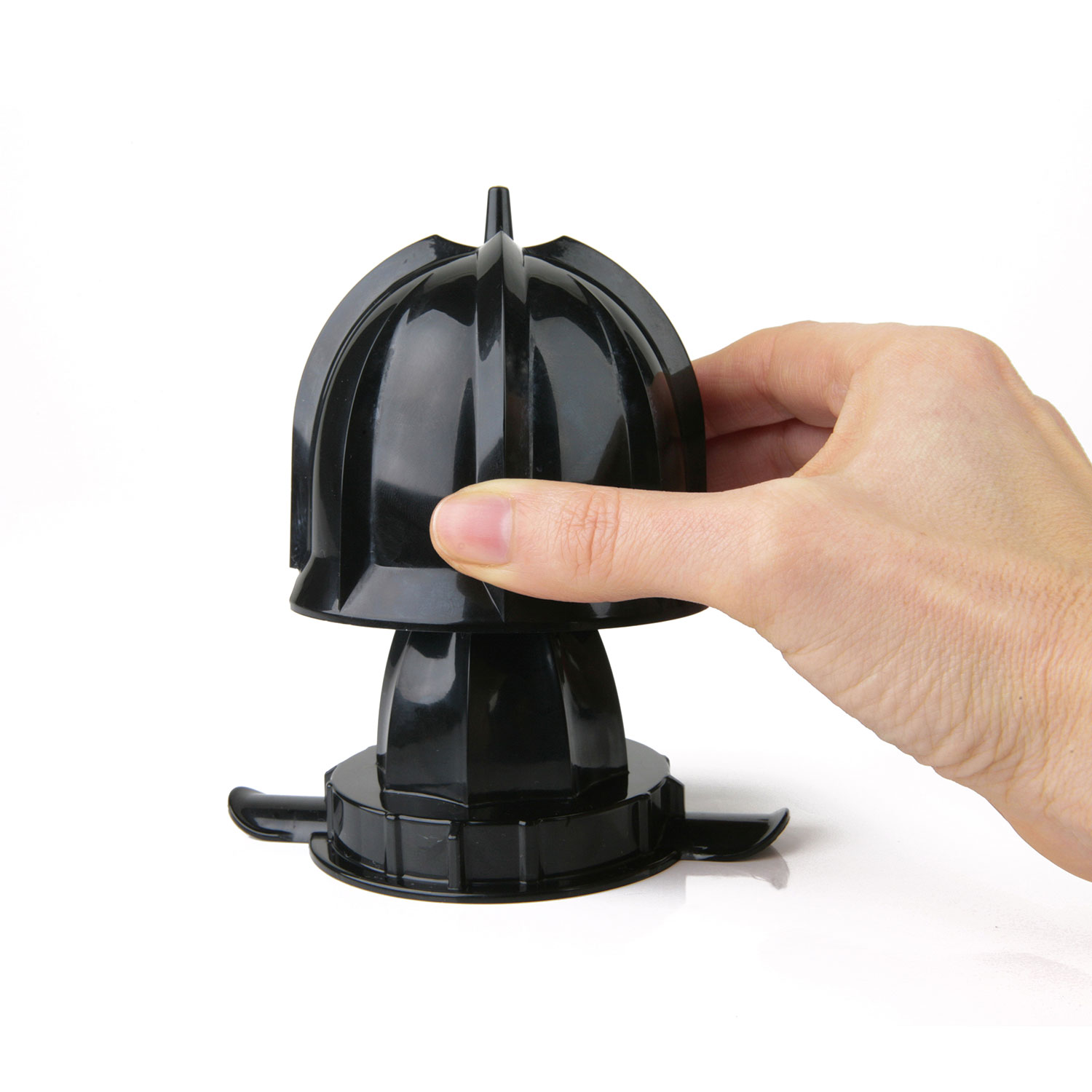 Niebieska sucha torba zawieszona na łodzi ze sznurkami i drewnem.