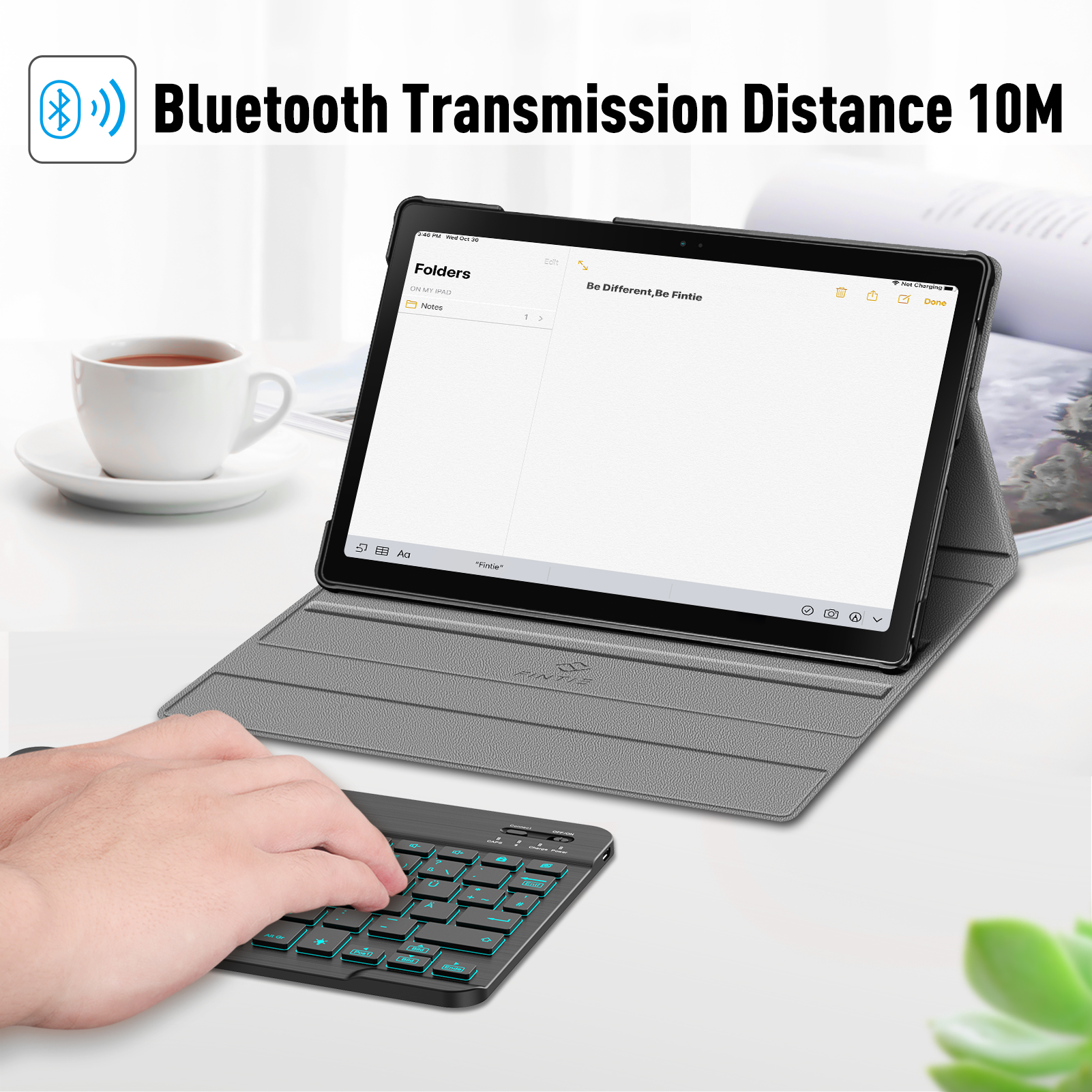 Tablet mit Tastatur und einer Tasse Kaffee. Bluetooth-Übertragungsreichweite 10 m.