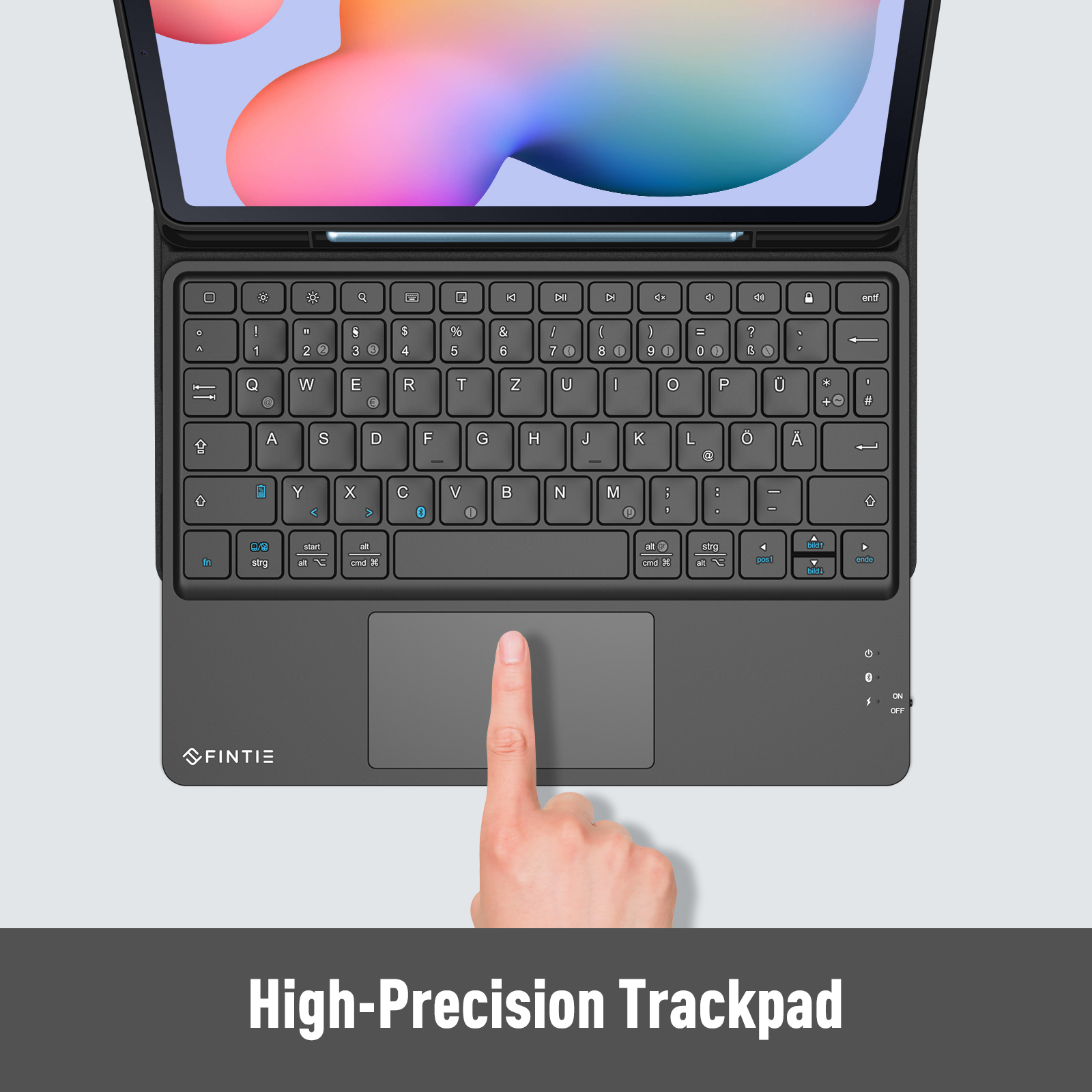 Schwarze Tablet-Tastatur mit Touchpad und ein Finger, der es berührt. Der Hintergrund ist grau.