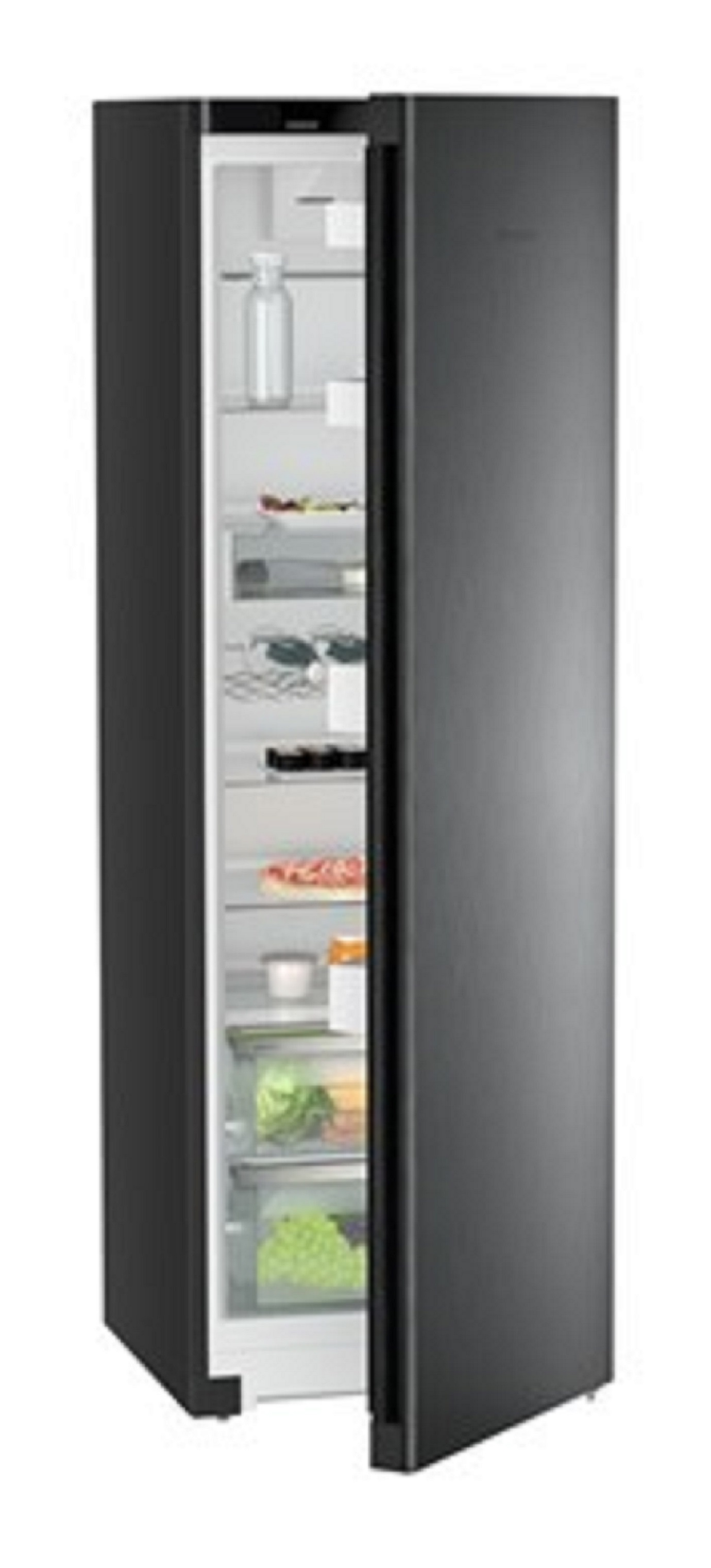 Refrigerador negro, puerta entreabierta. Muestra estantes, contenido incluyendo botellas, comida y cajones.