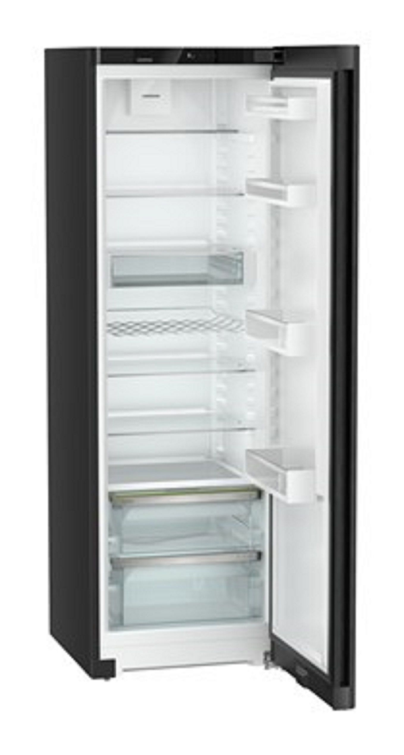 Refrigerador negro, puerta abierta mostrando estantes. Interior blanco. Exterior negro.