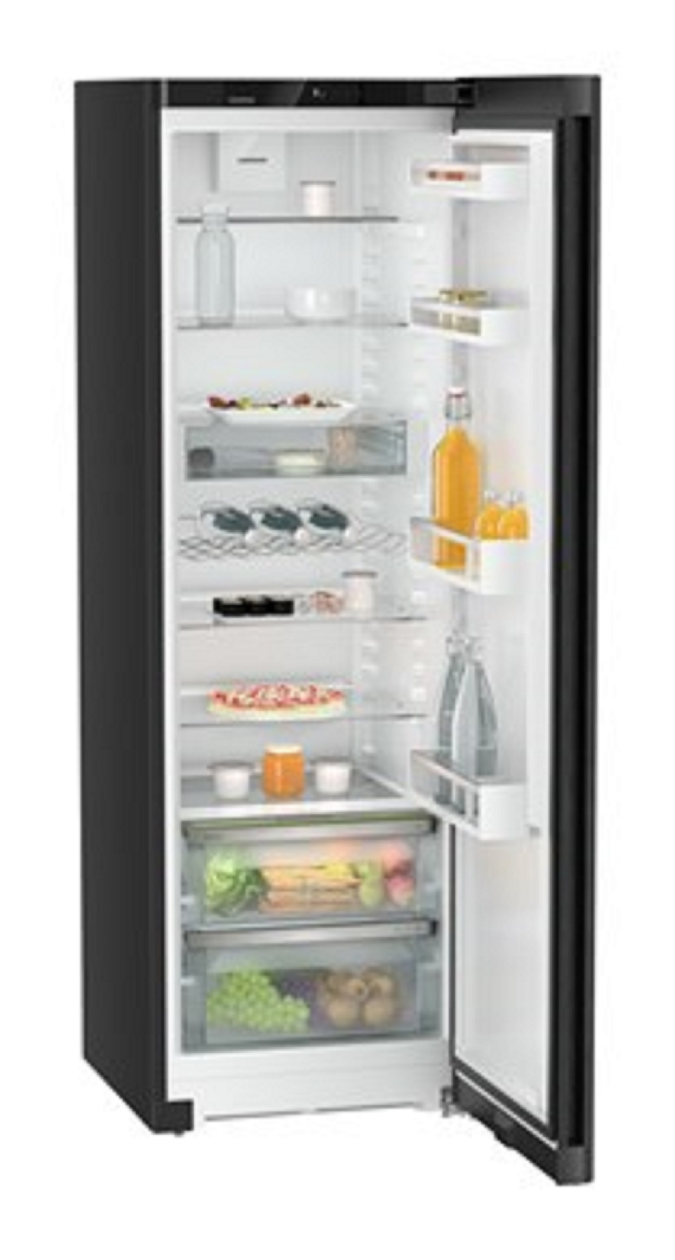 Un refrigerador negro con la puerta abierta, mostrando estantes con comida y bebidas.