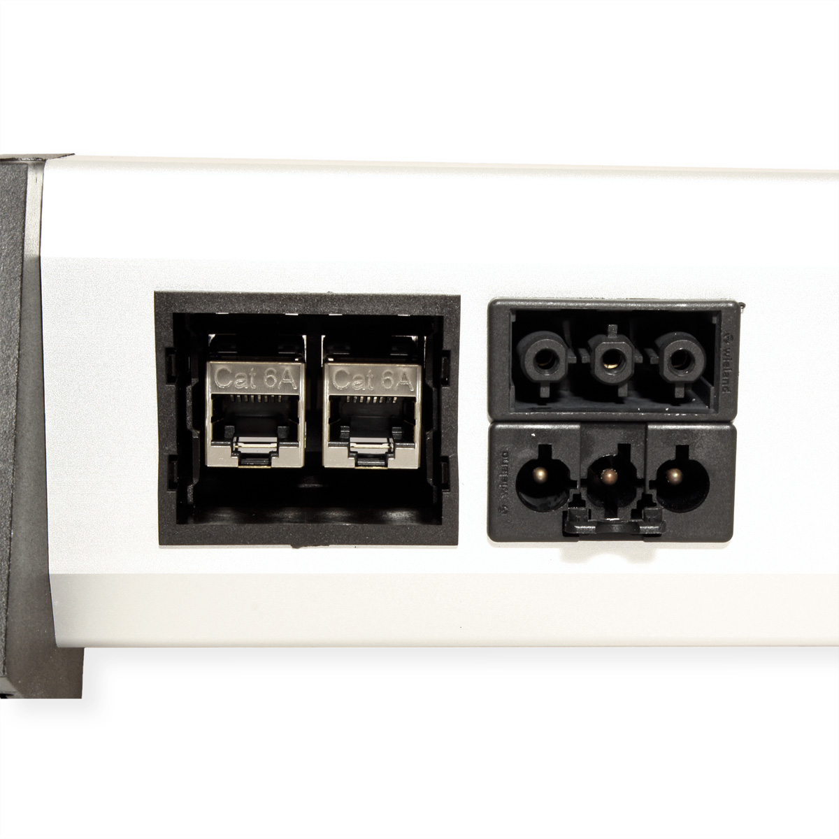 Dwa złącza Cat 6A i dwa gniazda zasilania. Na białym tle.