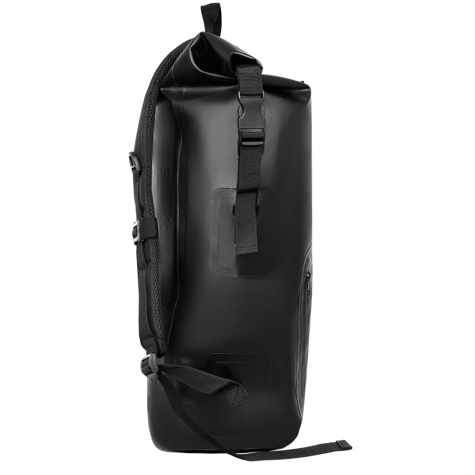 Schwarzer wasserdichter Rucksack. Er hat Träger, Schnallen und einen Rollverschluss. Der Hintergrund ist weiß.
