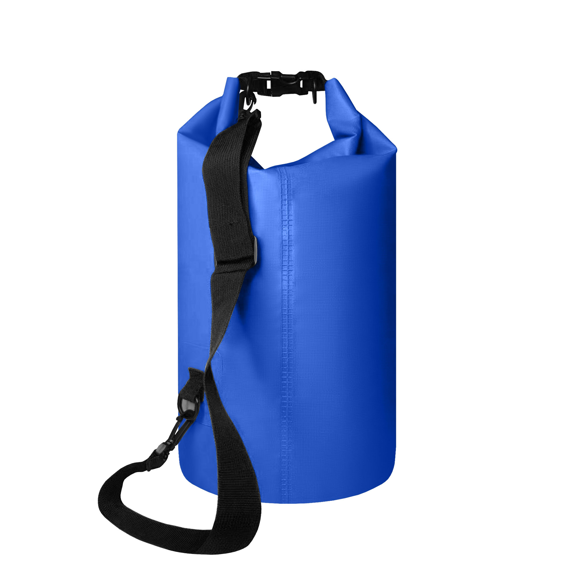 Una bolsa seca azul con una correa y hebilla negras, aislada sobre blanco.