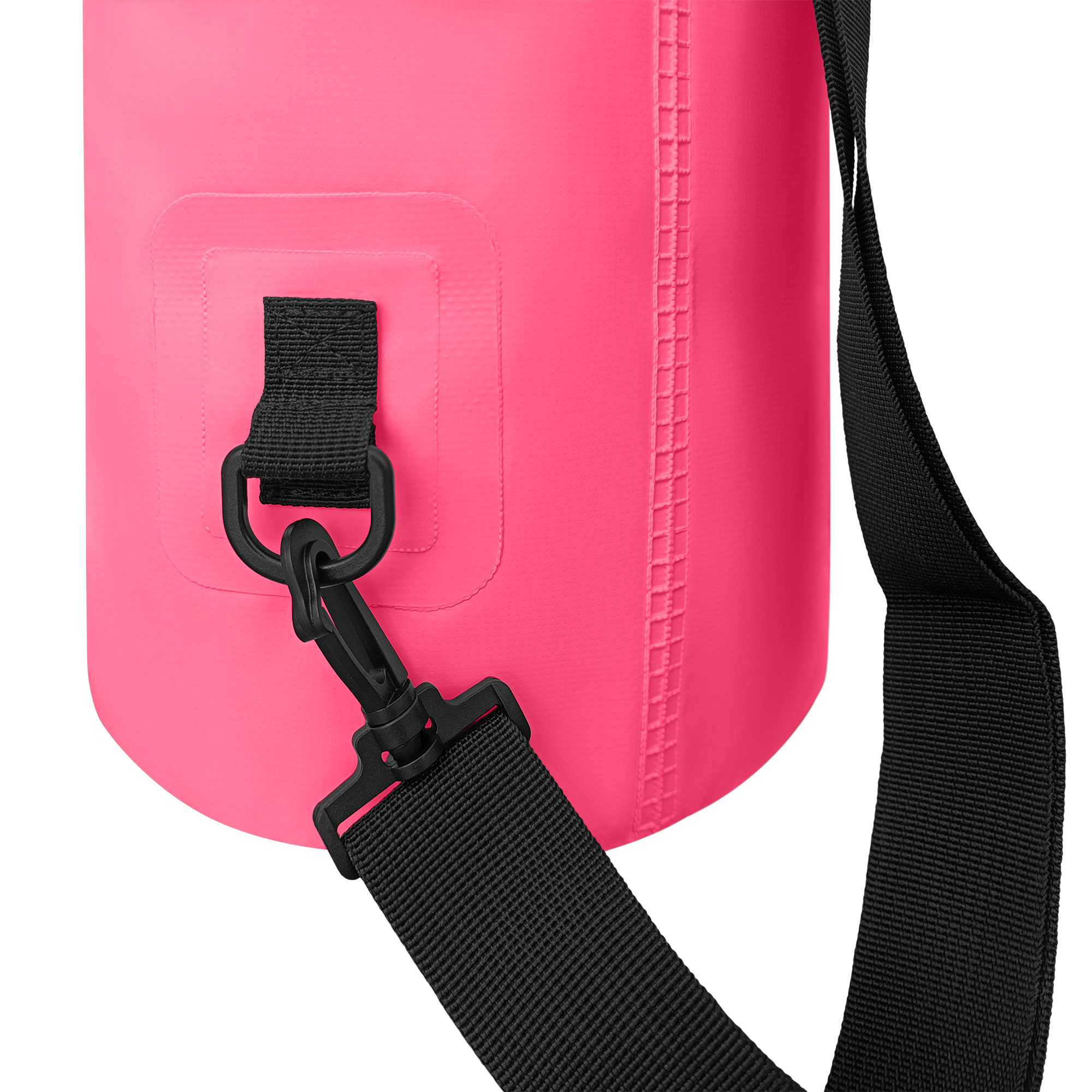 Vista de cerca de una bolsa impermeable rosa con correa y hebilla negras.