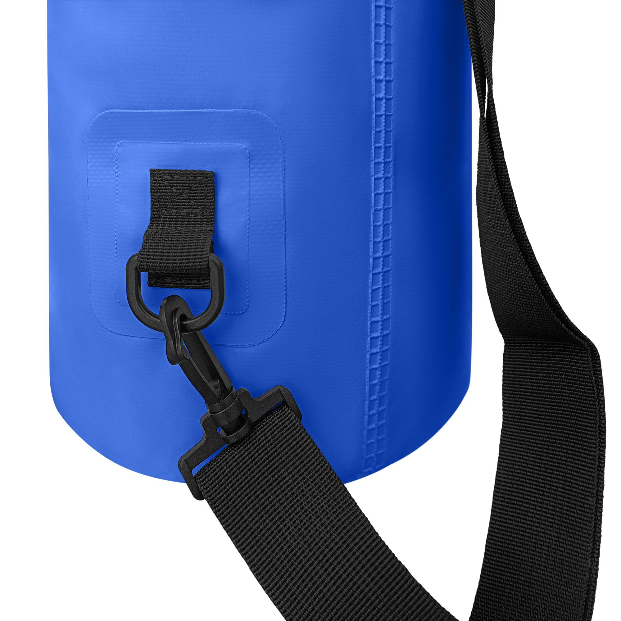 Primer plano de una bolsa impermeable azul con correa negra y hebilla de plástico negra.