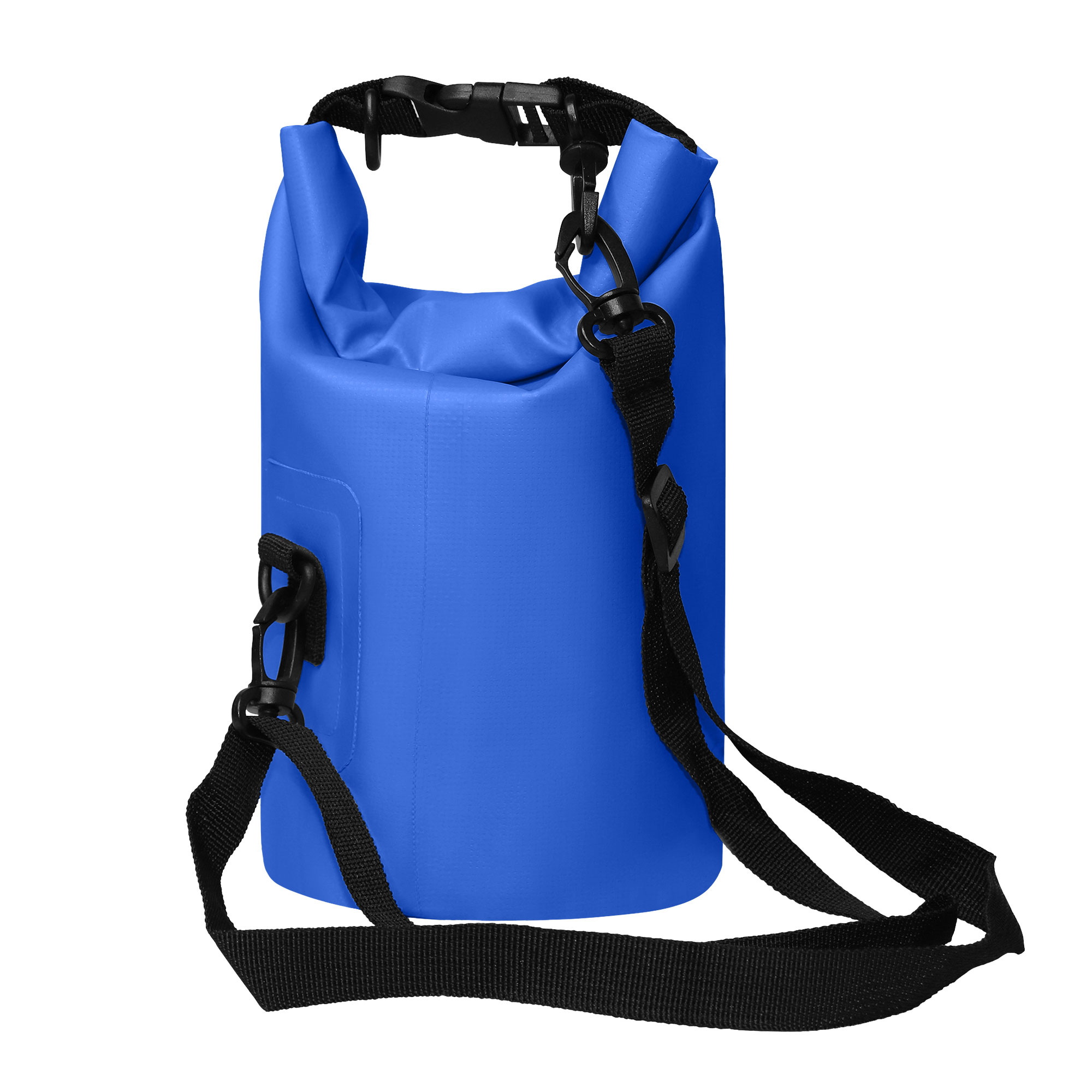 Bolsa impermeable azul con correas y cierres negros. Fondo blanco.