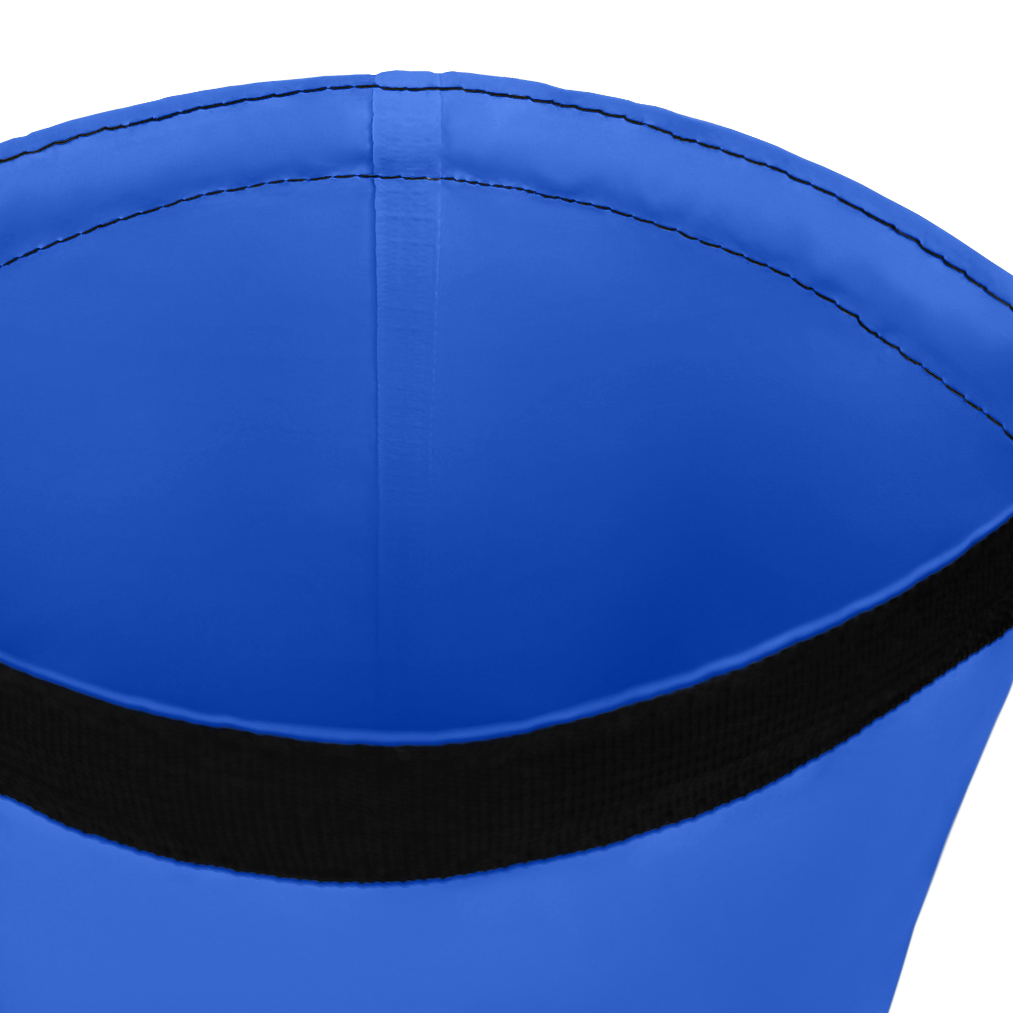 Interior de bolsa azul con costuras negras y una correa negra.