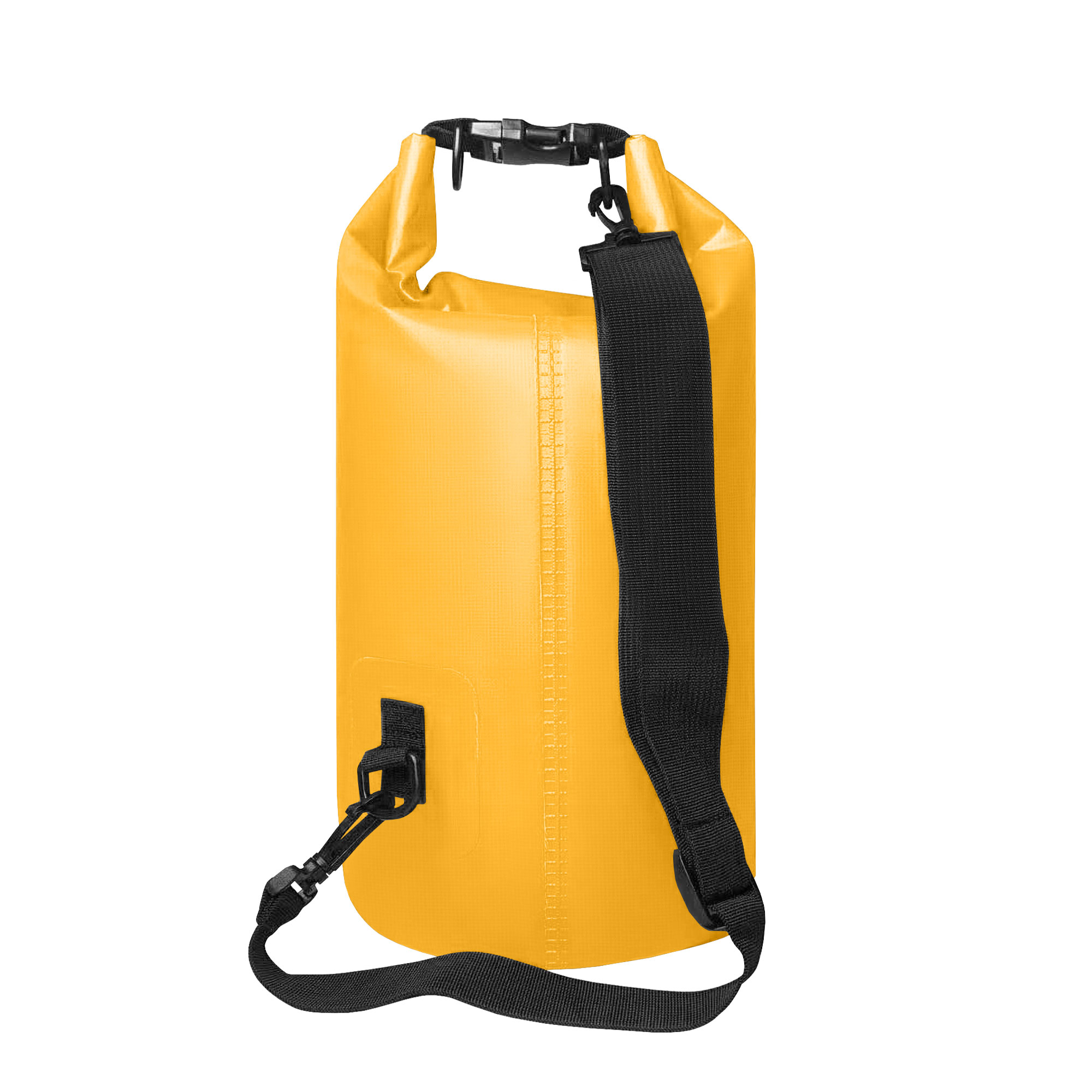 Bolsa impermeable amarilla con correa y hebilla negras. Aislada sobre fondo blanco. Para uso en exteriores.